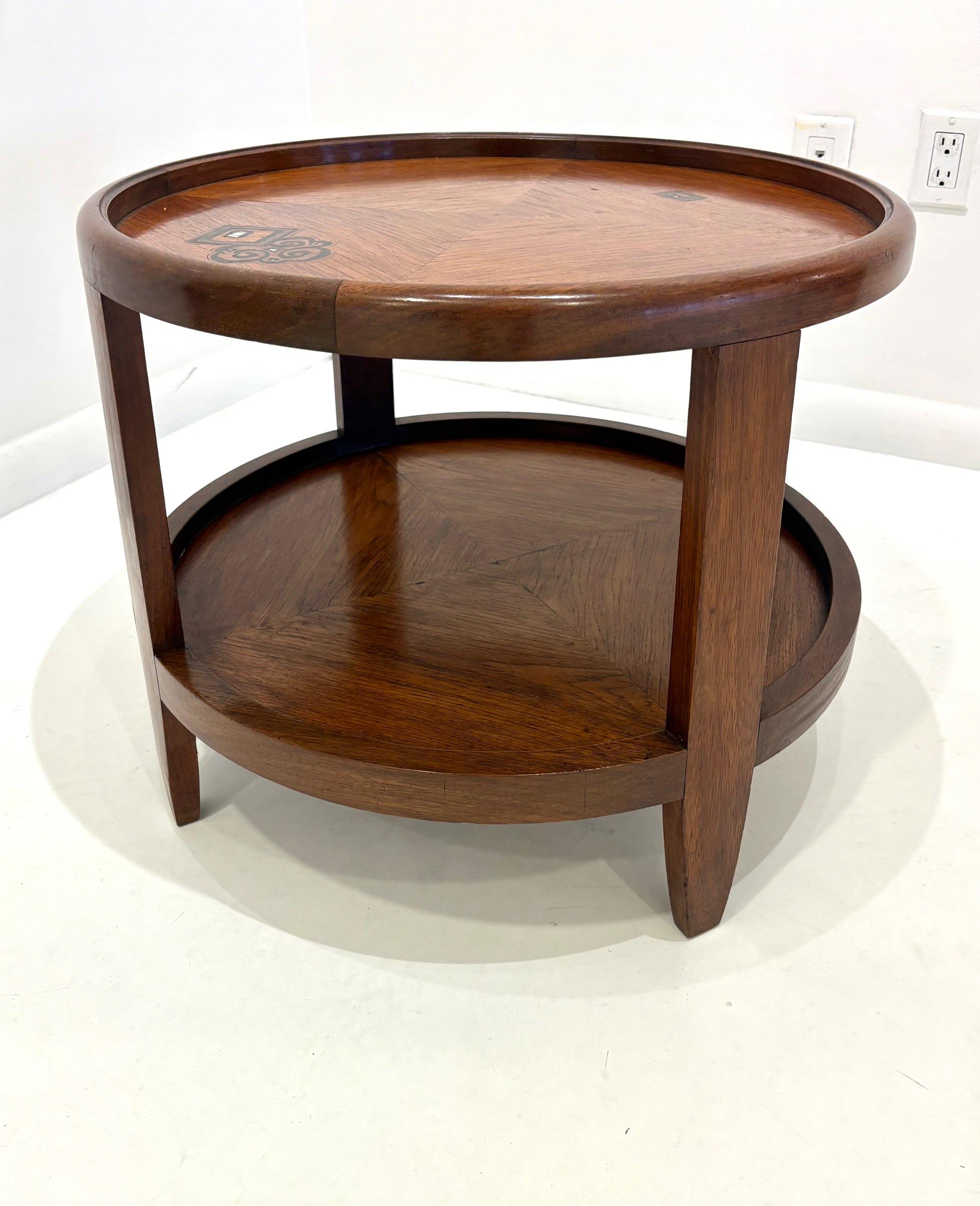 Français Table d'appoint circulaire à deux niveaux en acajou par Louis Majorelle en vente