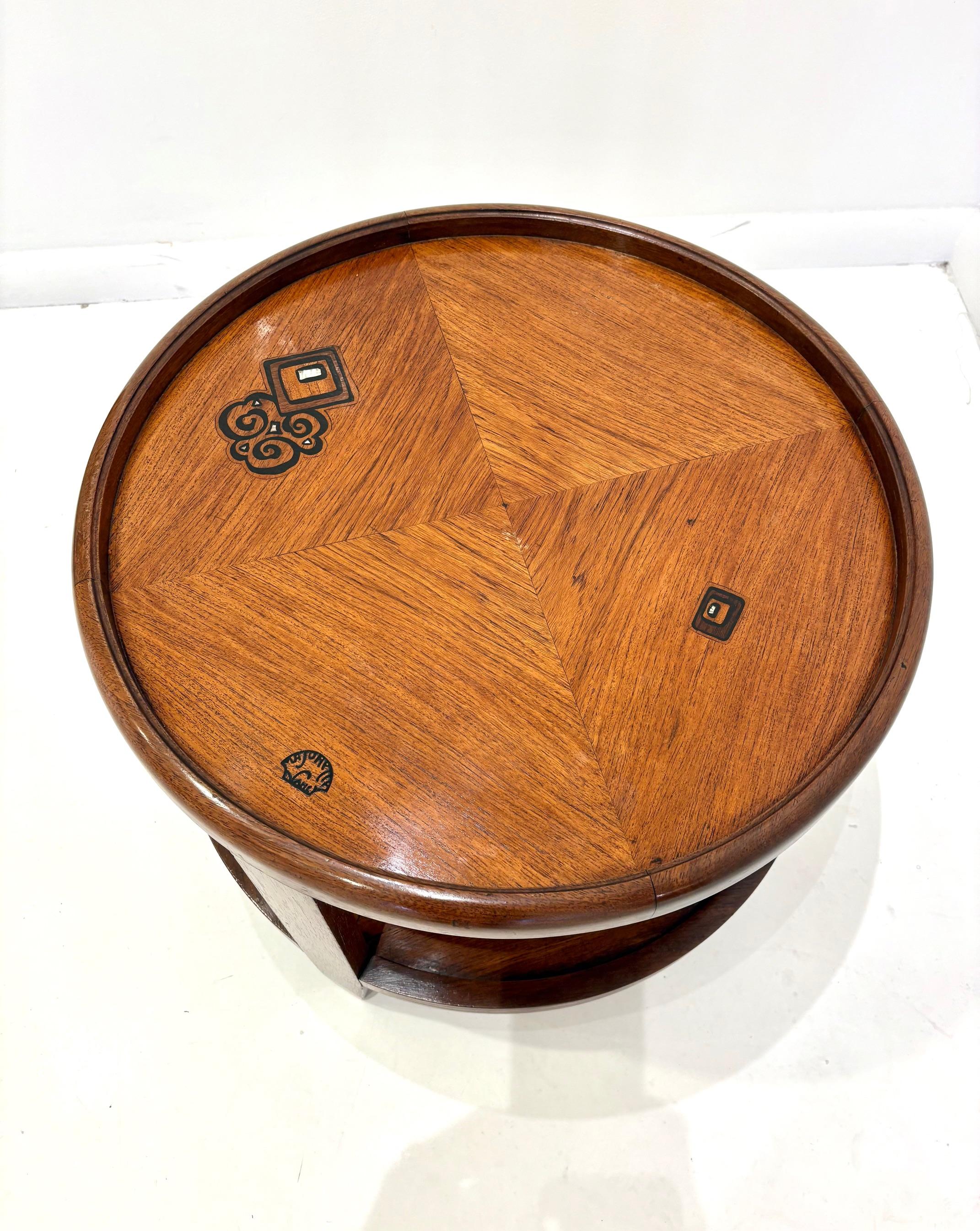 Table d'appoint circulaire à deux niveaux en acajou par Louis Majorelle Bon état - En vente à Montreal, QC