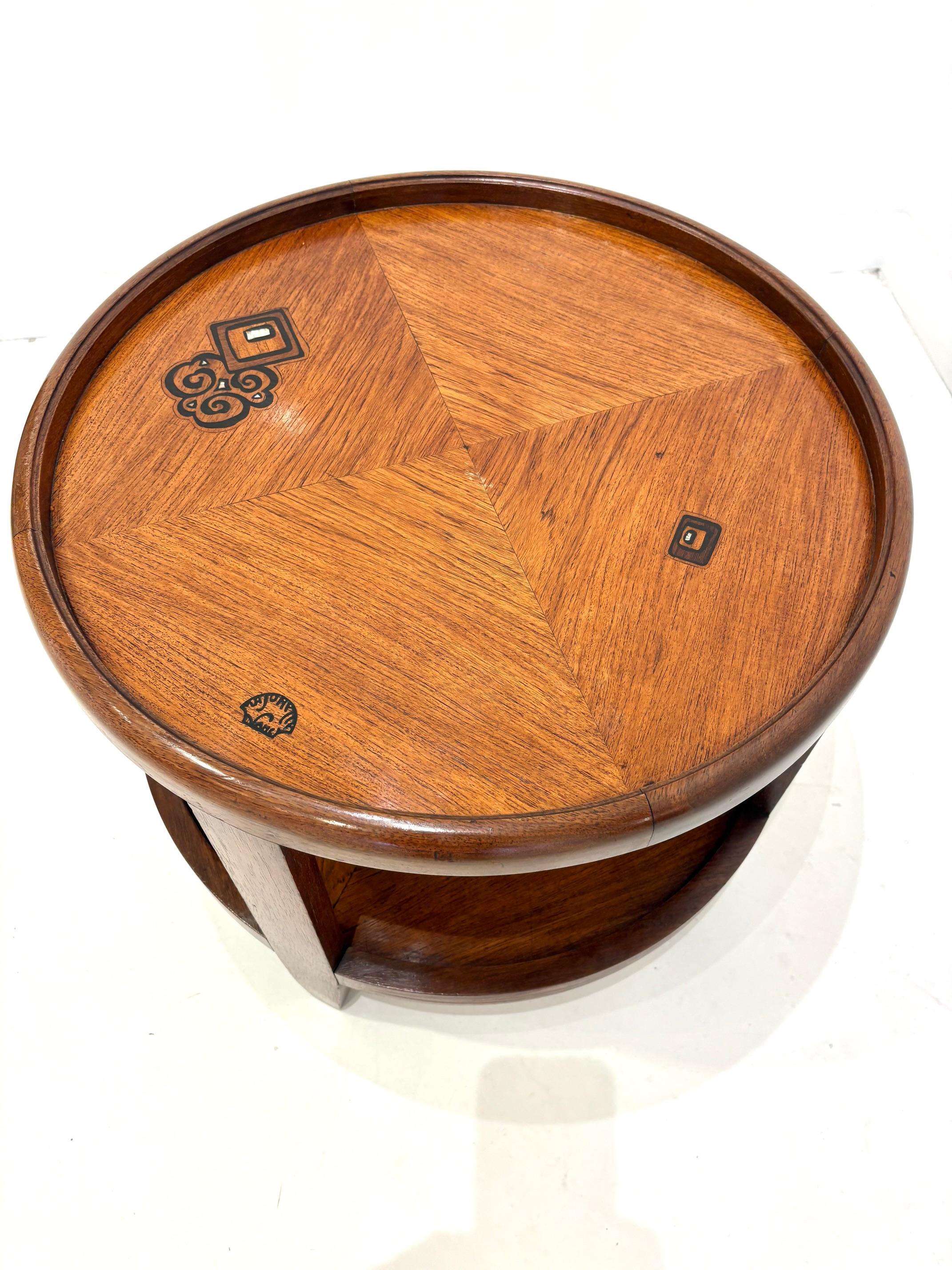 Début du 20ème siècle Table d'appoint circulaire à deux niveaux en acajou par Louis Majorelle en vente