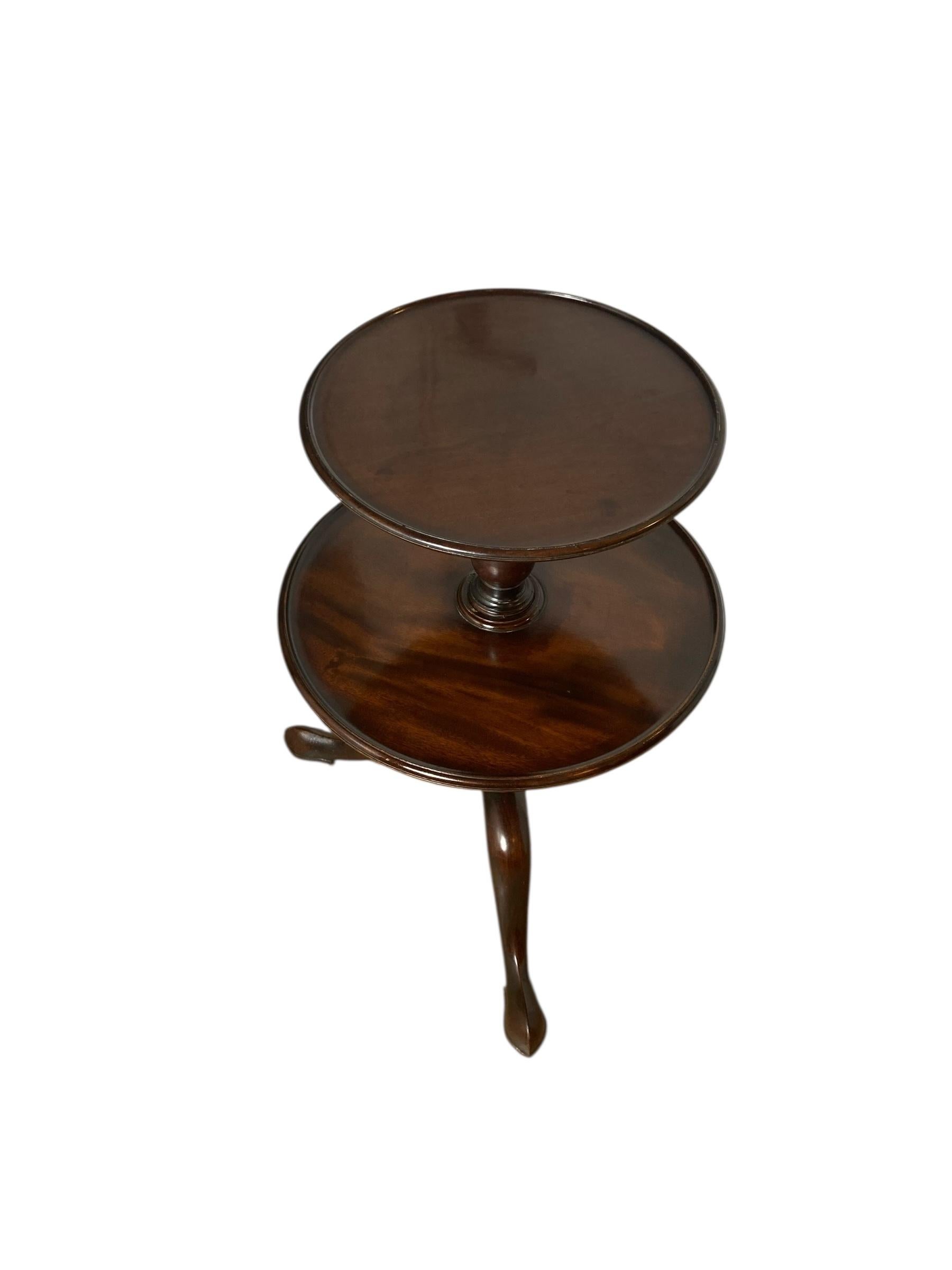 Mesita Dumd de caoba de dos pisos, mesa auxiliar o soporte para plantas Magnífico estado C1780 Jorge III en venta