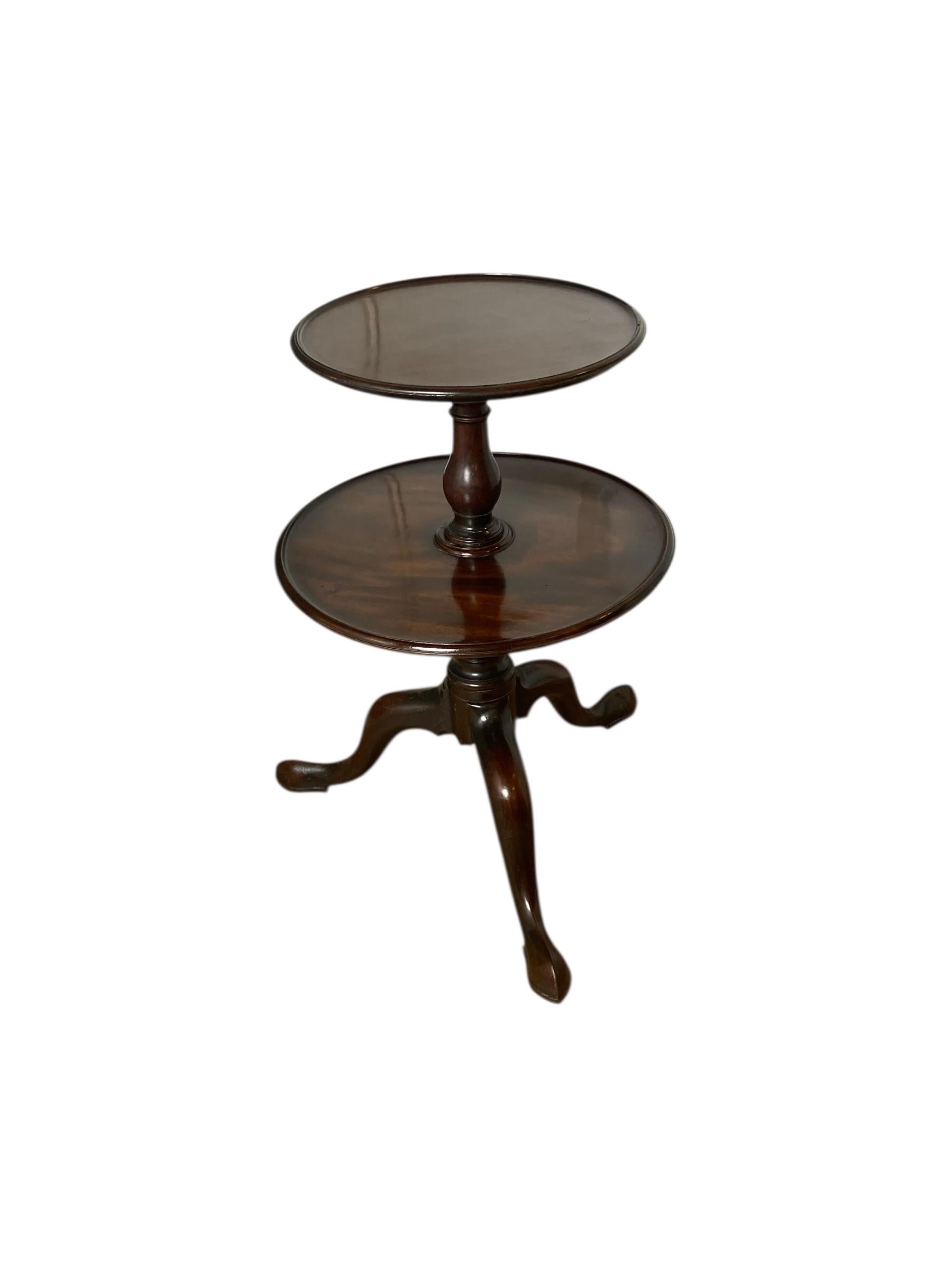 Mesita Dumd de caoba de dos pisos, mesa auxiliar o soporte para plantas Magnífico estado C1780 siglo XVIII en venta