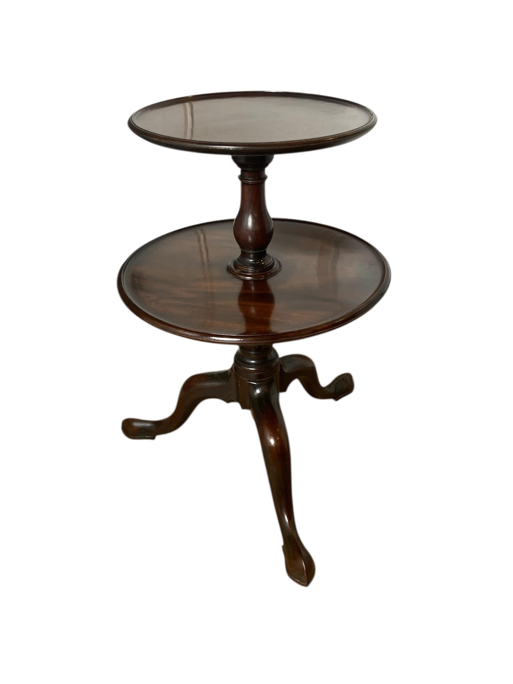 Mesita Dumd de caoba de dos pisos, mesa auxiliar o soporte para plantas Magnífico estado C1780 Caoba en venta
