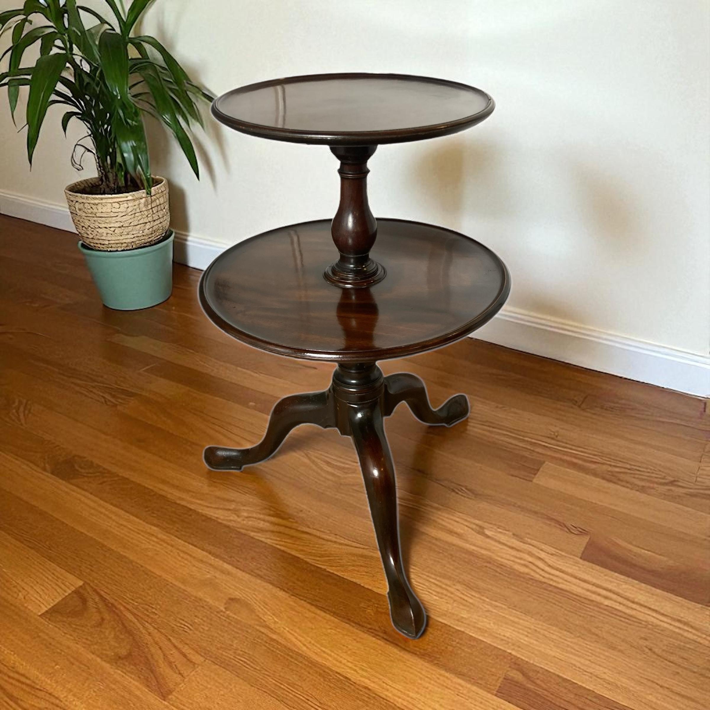 Mesita Dumd de caoba de dos pisos, mesa auxiliar o soporte para plantas Magnífico estado C1780 en venta 1