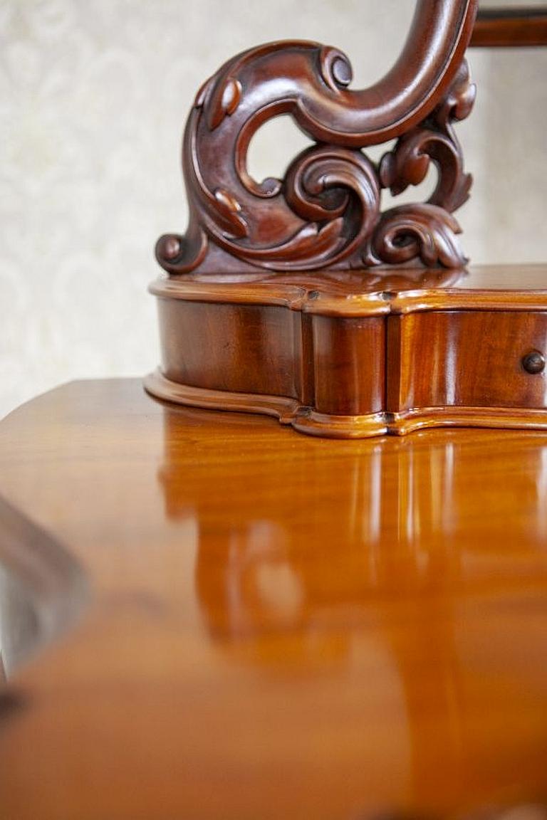 Elegant Mahogany Vanity Table in Light Brown From the Late 19th Century For Sale 2