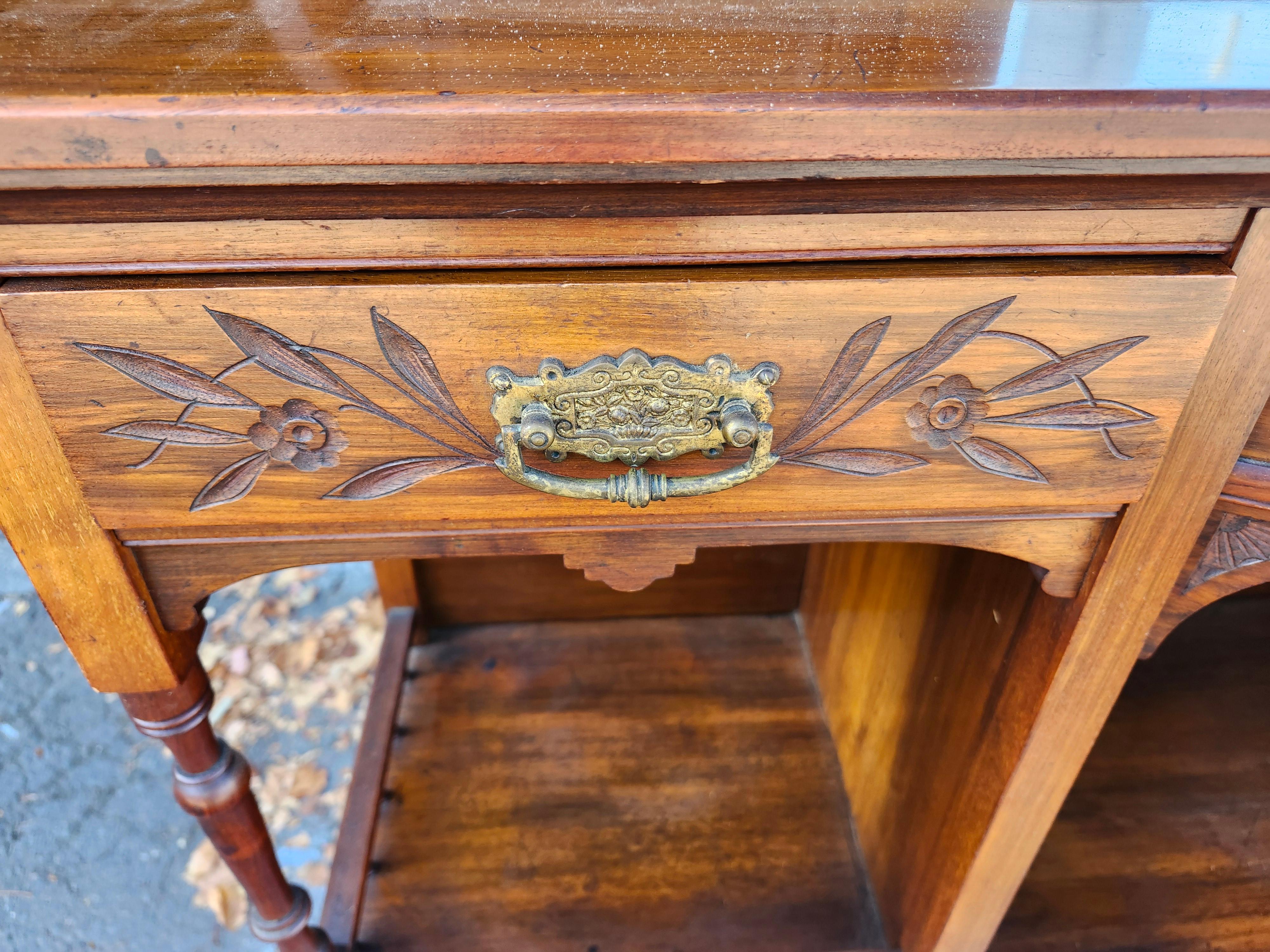 Étagère d'appoint victorienne sculptée en acajou avec verre biseauté et miroir C1870 en vente 3