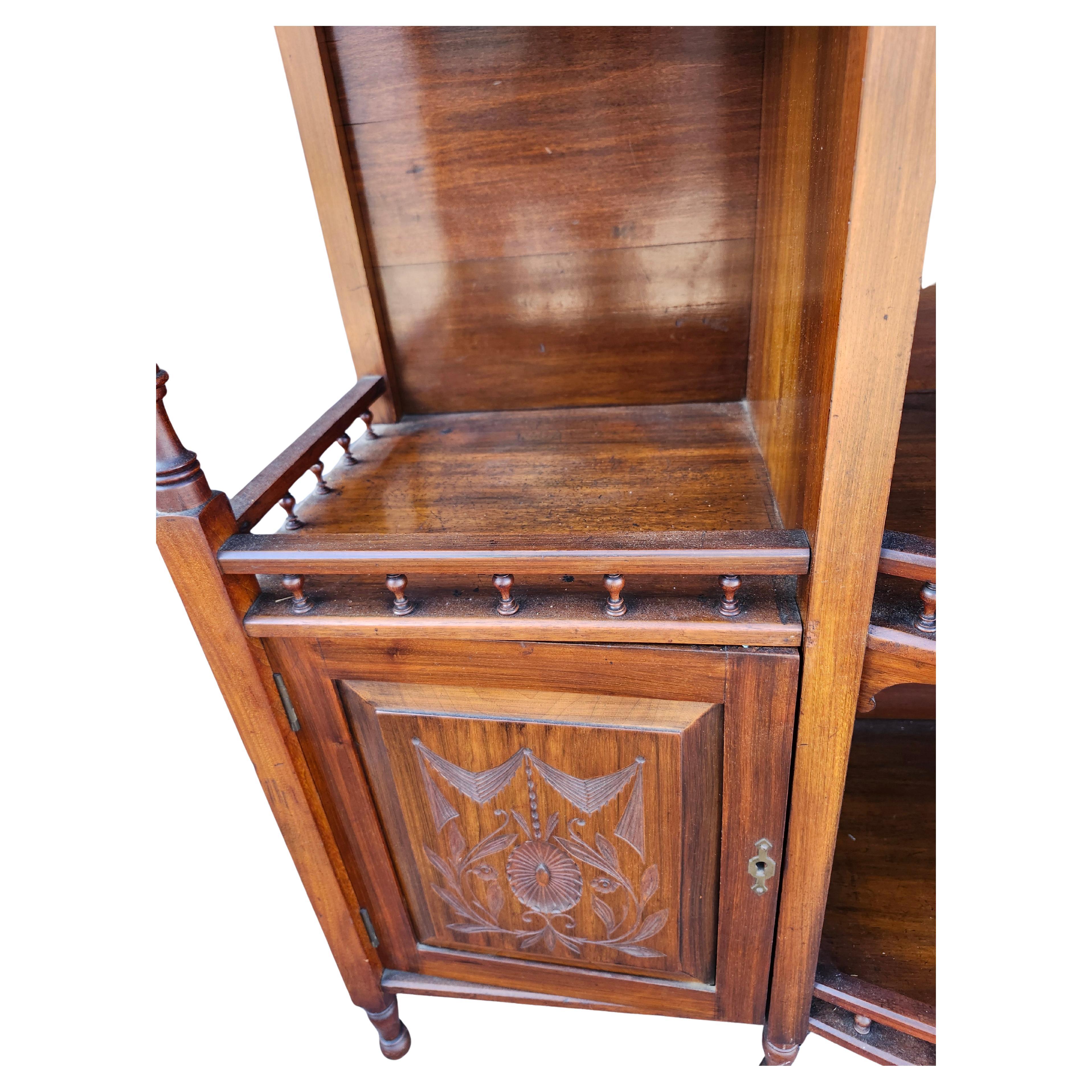 Spectaculaire 2pc. Armoire victorienne Eastlake en acajou pouvant répondre à de nombreux besoins. Buffet,  etagere, console d'entrée curio, etc. Portes en verre biseauté avec miroir central également biseauté. La quincaillerie en laiton est