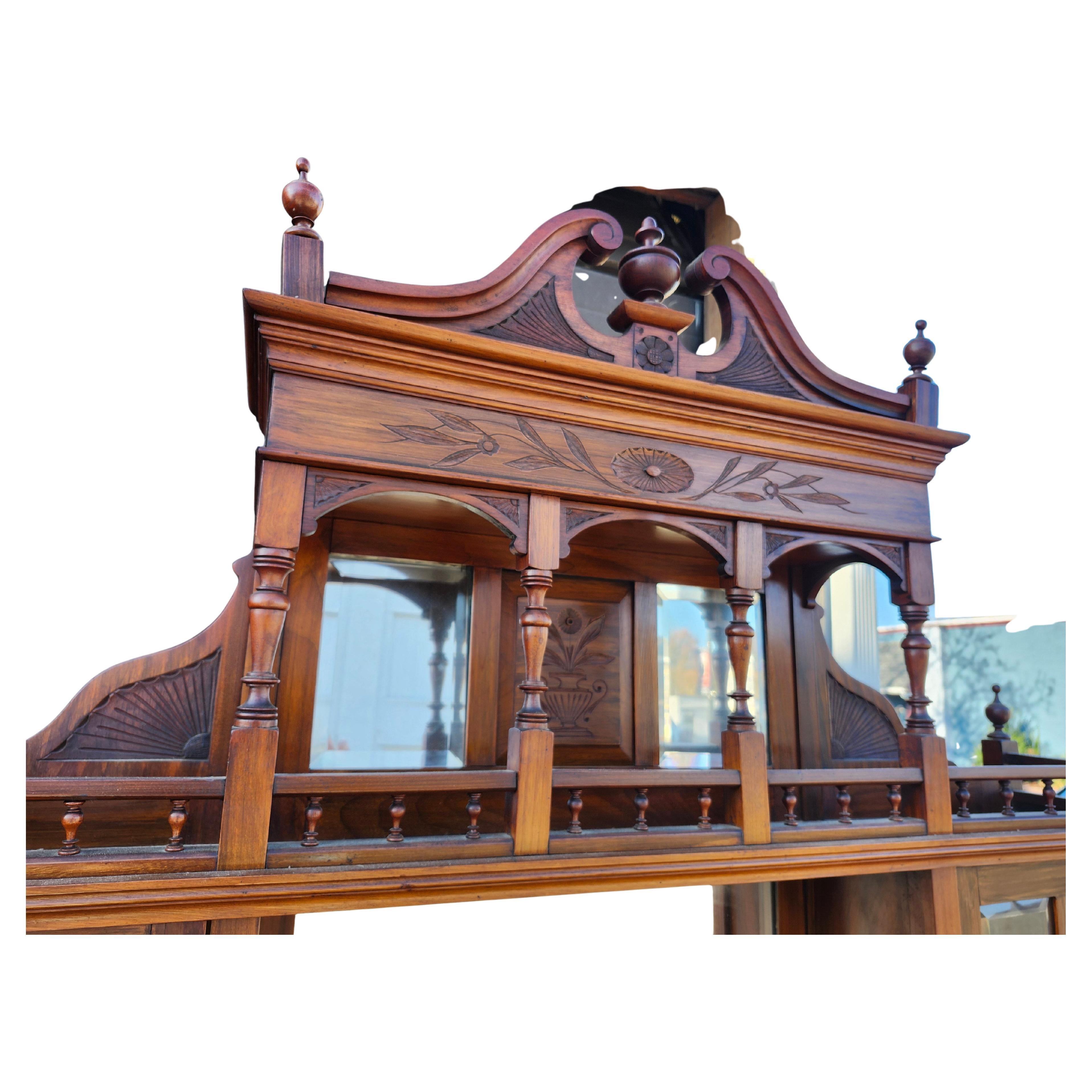 Américain Étagère d'appoint victorienne sculptée en acajou avec verre biseauté et miroir C1870 en vente