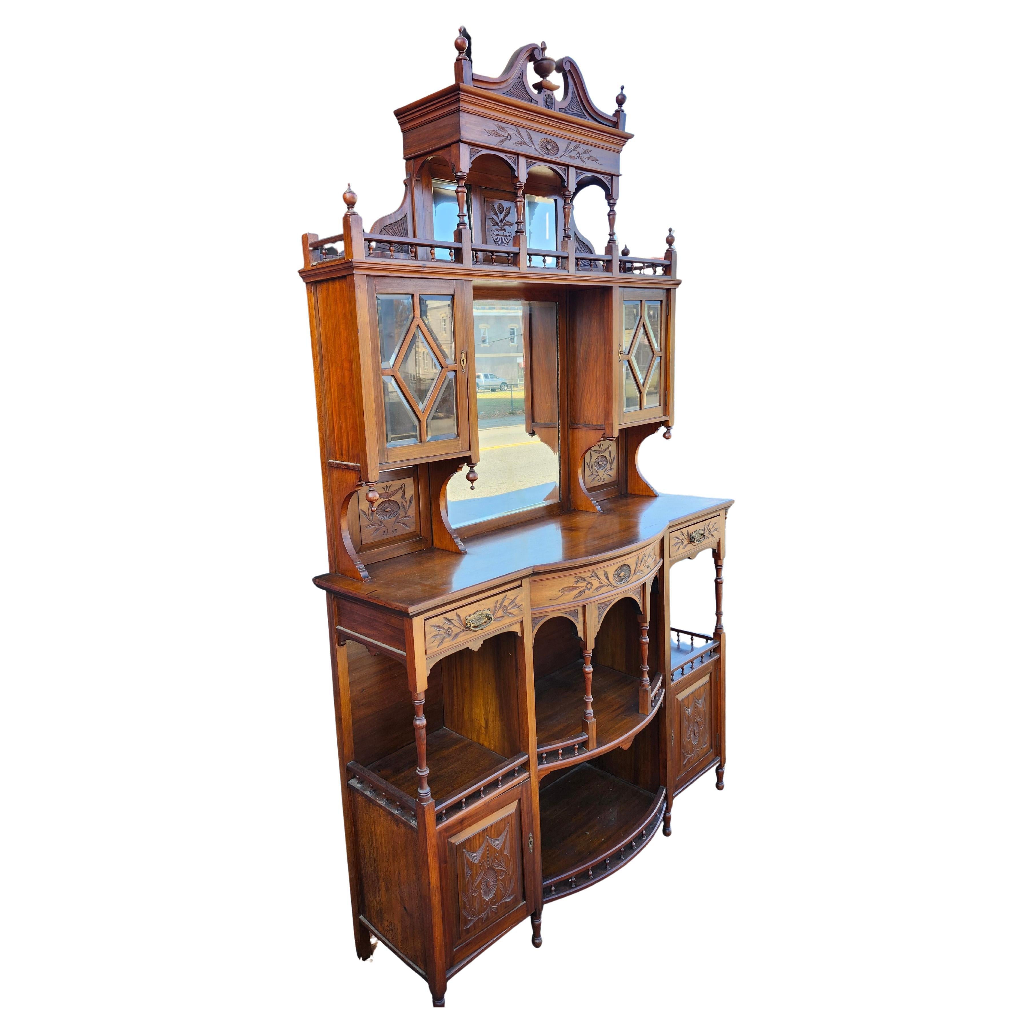 Étagère d'appoint victorienne sculptée en acajou avec verre biseauté et miroir C1870 Bon état - En vente à Port Jervis, NY