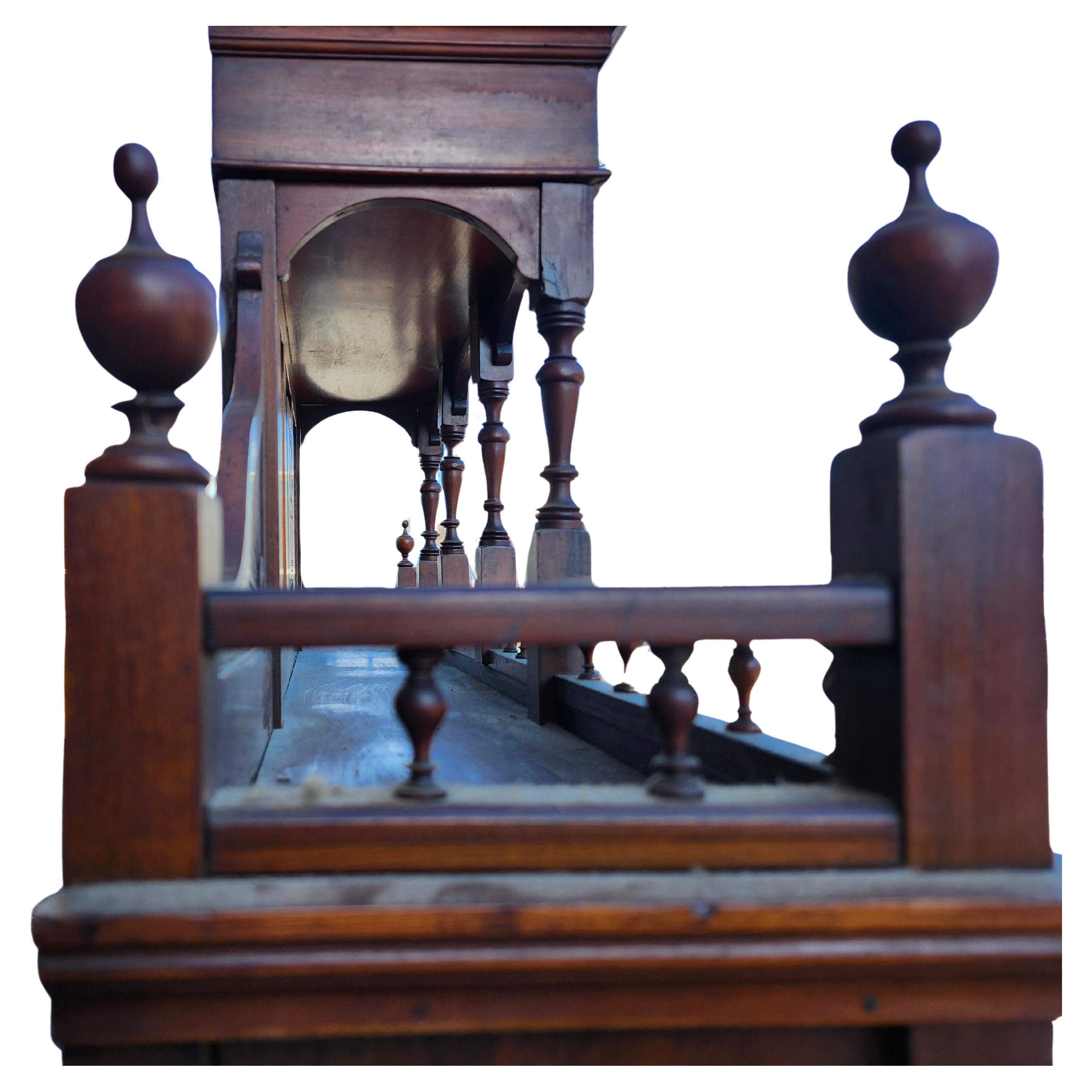 Fin du XIXe siècle Étagère d'appoint victorienne sculptée en acajou avec verre biseauté et miroir C1870 en vente