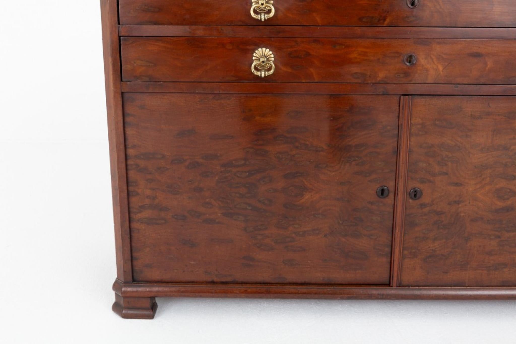 Mobiletto vittoriano di qualità in mogano
Questo mobile poggia su piedi a blocco
Presenta 2 ante e 2 cassetti rivestiti in Oak che conservano le maniglie decorative originali.
Possiamo spedire in tutto il mondo, compresi gli Stati Uniti; contattaci