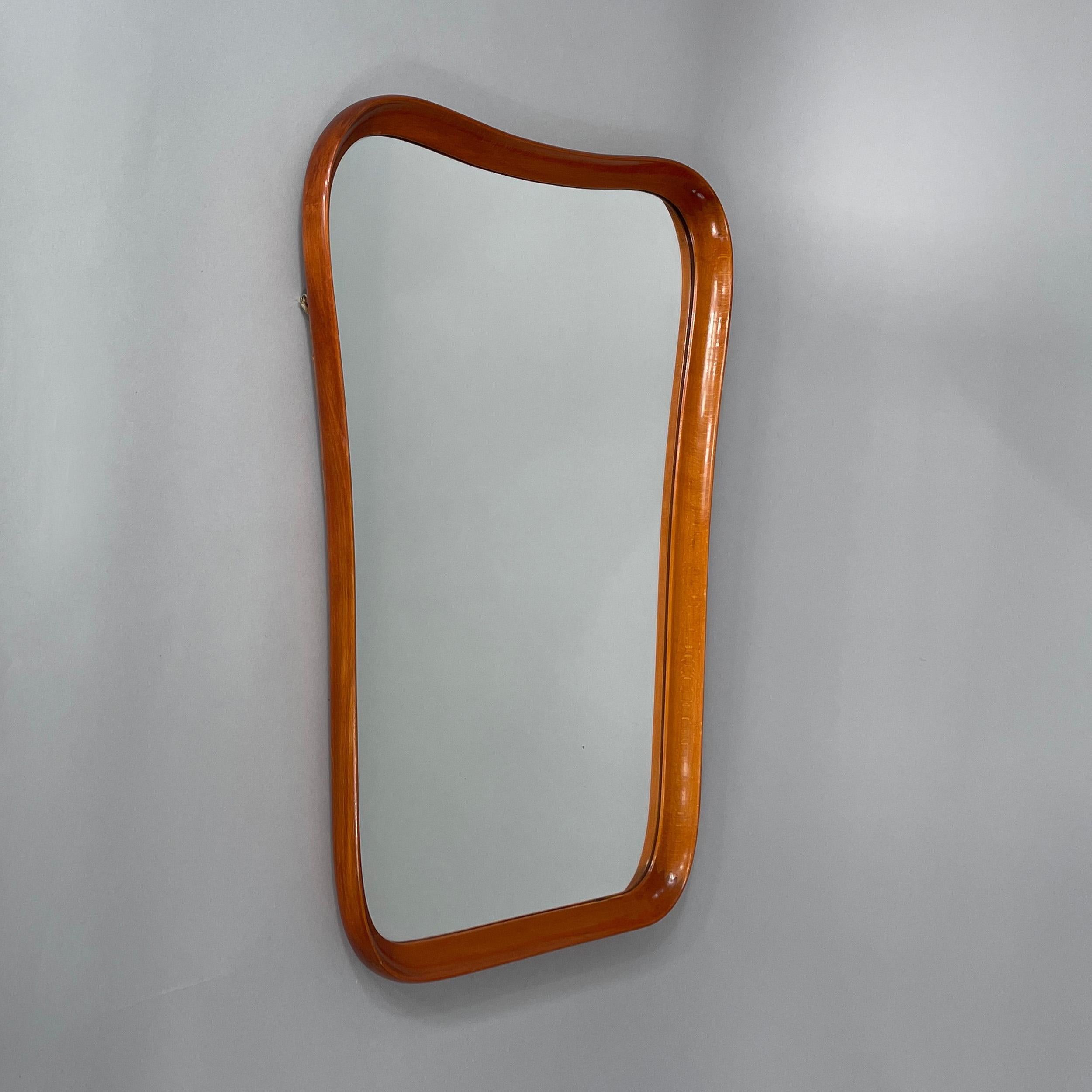 Miroir mural design suédois, années 1940

Le miroir présente une forme rectangulaire élégante et subtilement profilée, avec une légère courbe vers l'intérieur en haut et sur les côtés, créant ainsi une douce silhouette en sablier. Encadrée de bois