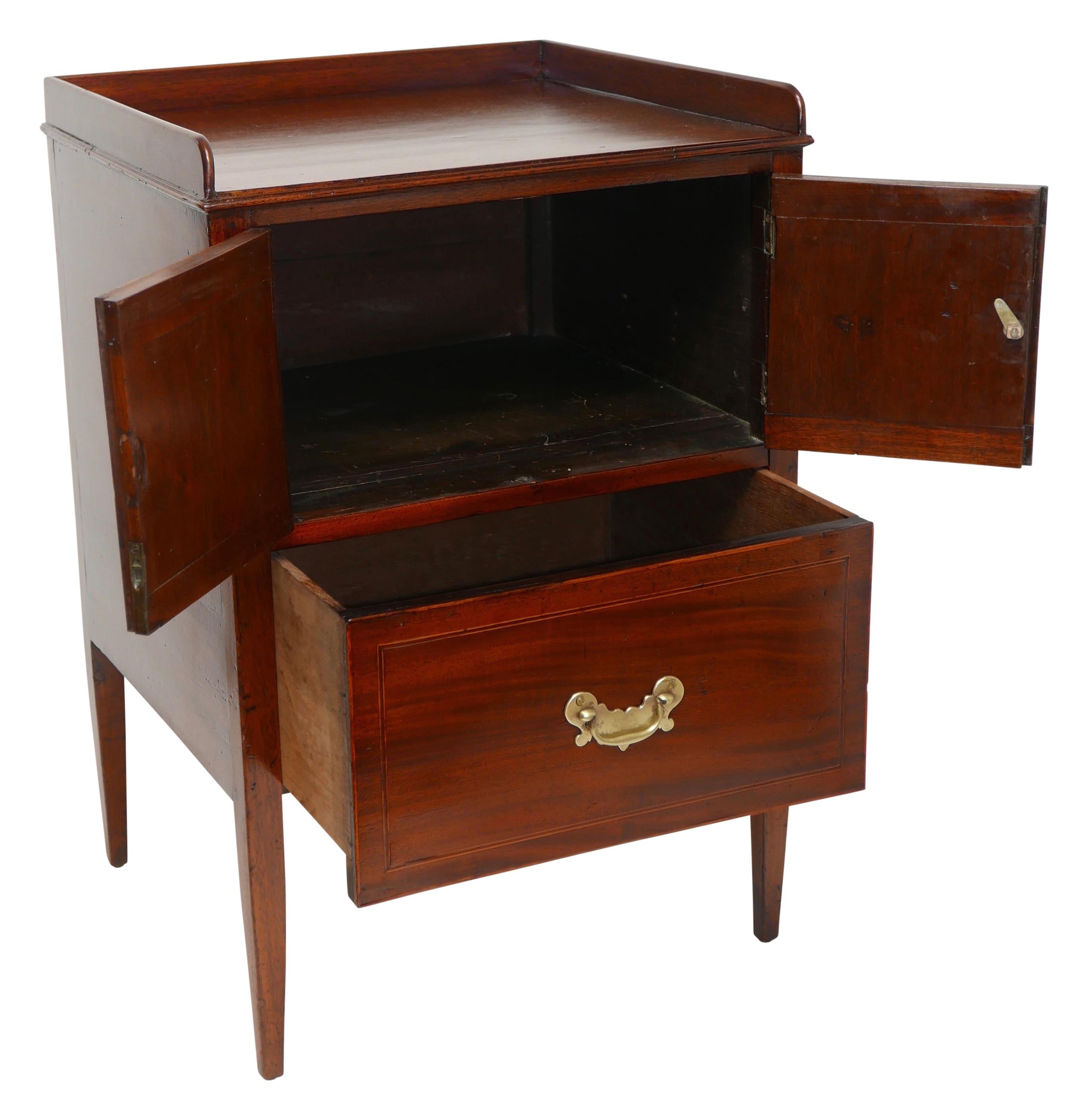 Mahogany Washstand Side Table Cabinet, English, circa 1840 In Good Condition In San Francisco, CA