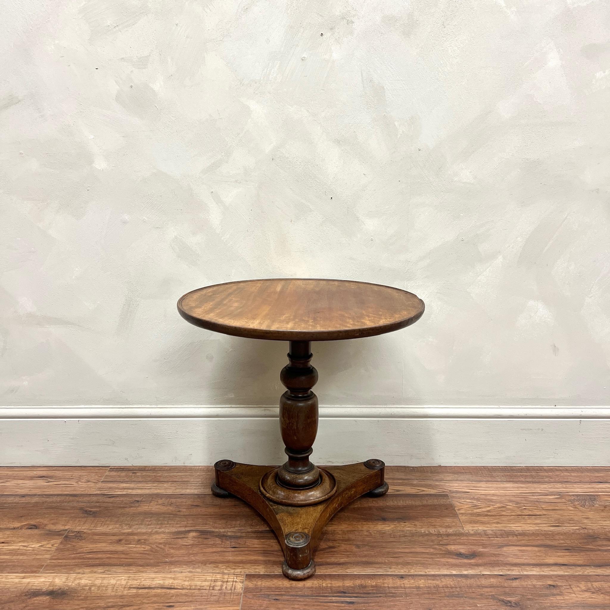 Table à vin en acajou.
Sur trépied, avec détails en forme d'œil de bœuf.

Angleterre, vers 1900.

Hauteur 53cm
Diamètre 54cm

Veuillez envoyer un message si vous avez besoin de plus d'informations ou de photos. 

Nous sommes heureux de travailler