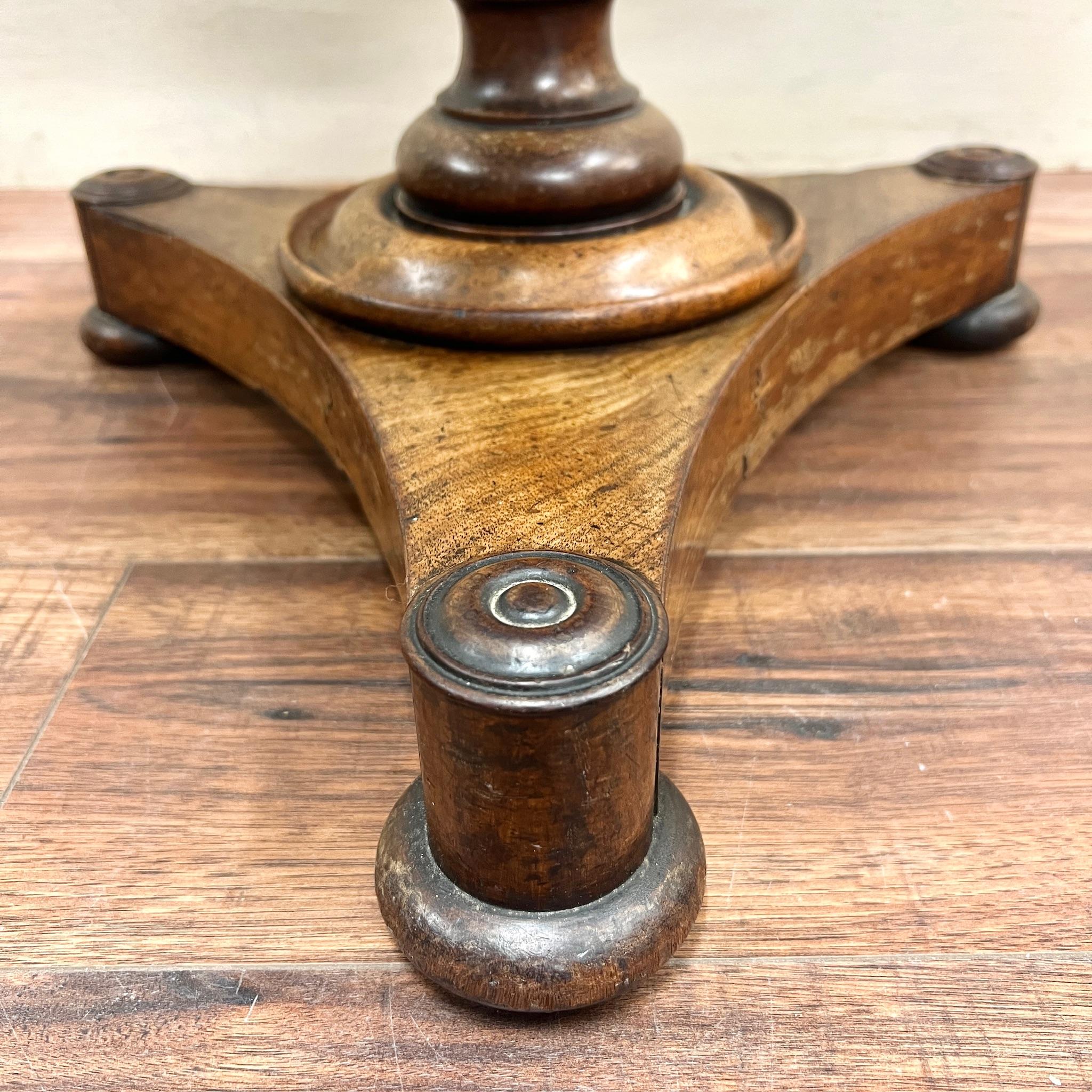 20ième siècle Table à vin en acajou en vente