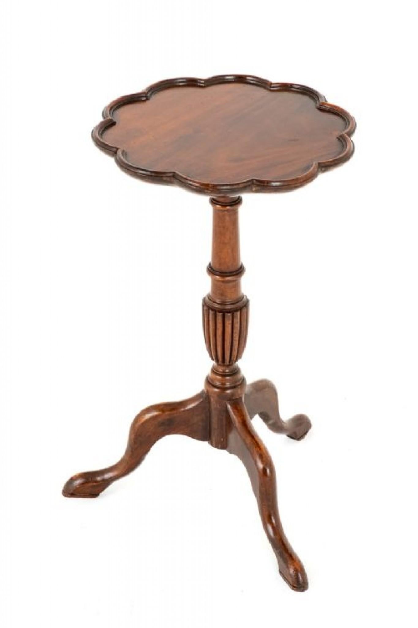 Georgian Revival Mahogany Wine Table.
circa 1930
This Wine Table is raised upon Shaped Legs With a Turned and Fluted Column.
The Top of The Table Having Flame Mahogany Timbers and Finished With Pie Crust Moldings.
Presented in Good Condition.
