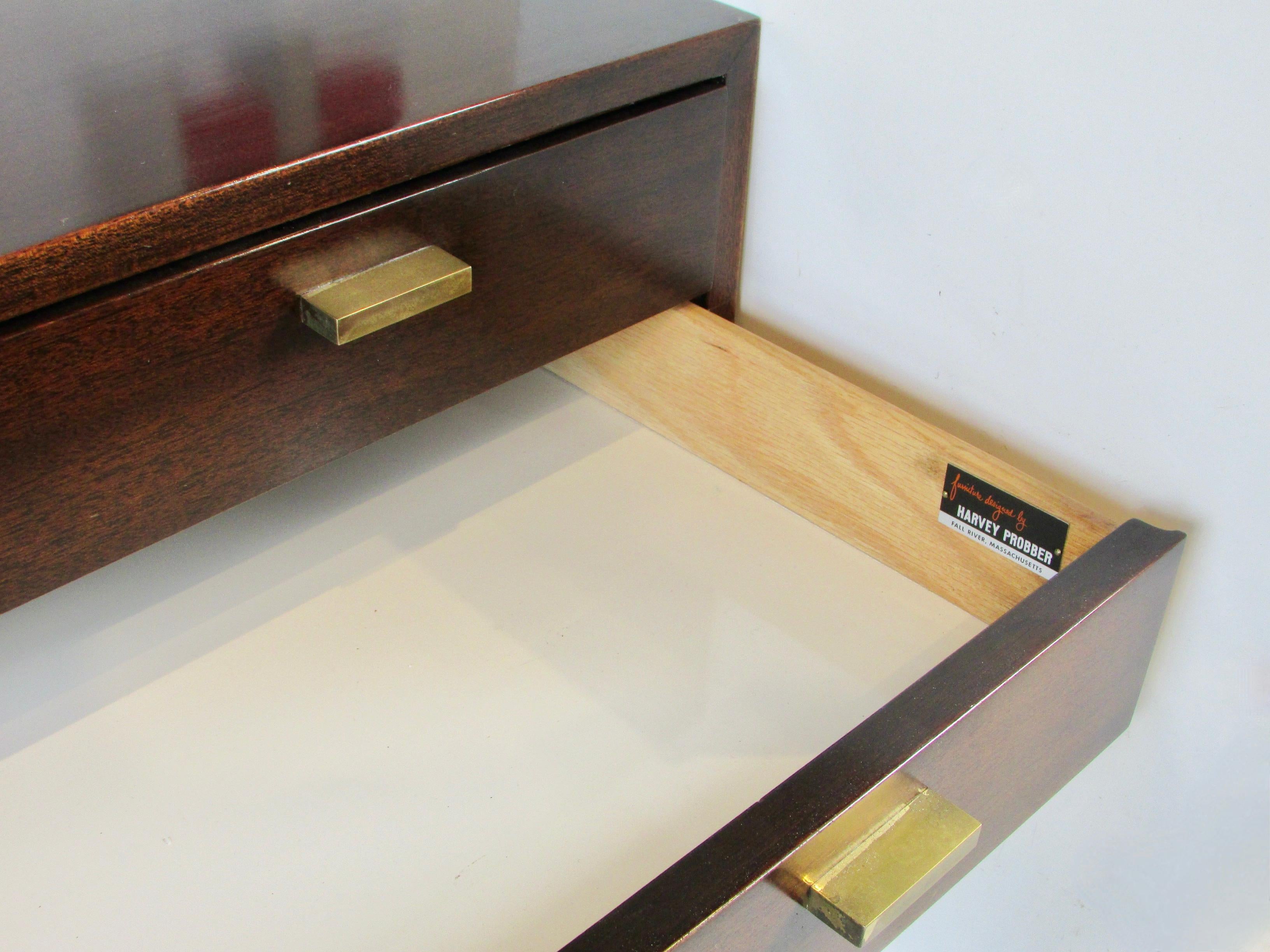 Credenza in mogano di Harvey Probber con ante e cassetti scorrevoli in palissandro in vendita 3