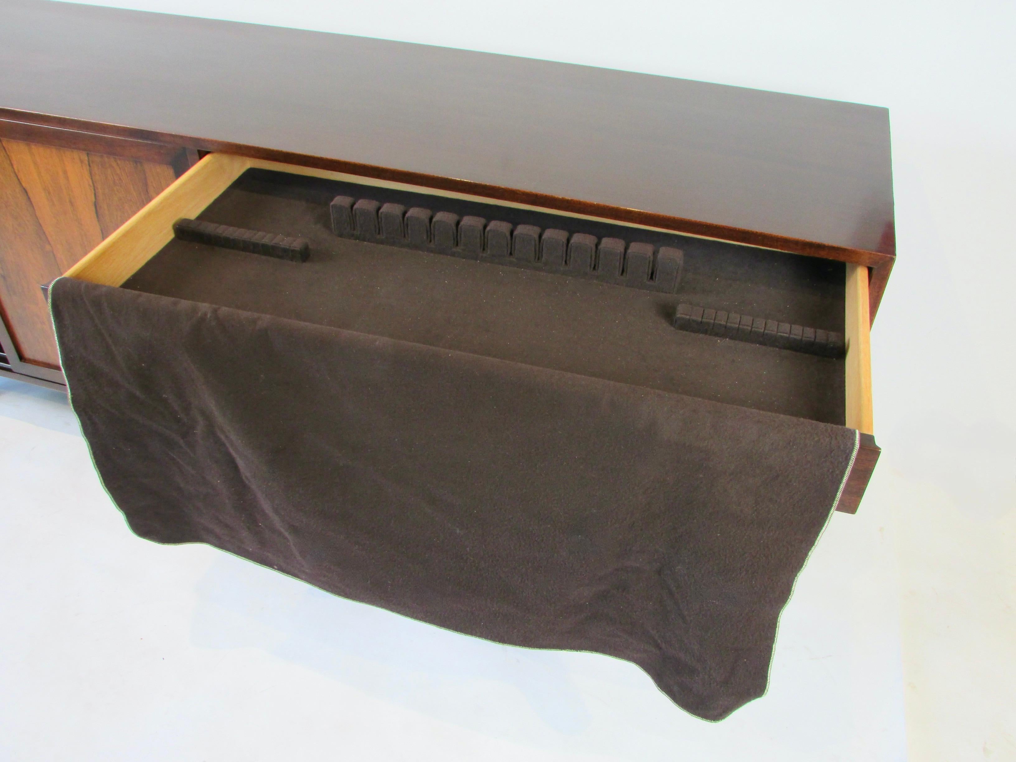 Credenza in mogano di Harvey Probber con ante e cassetti scorrevoli in palissandro in vendita 4
