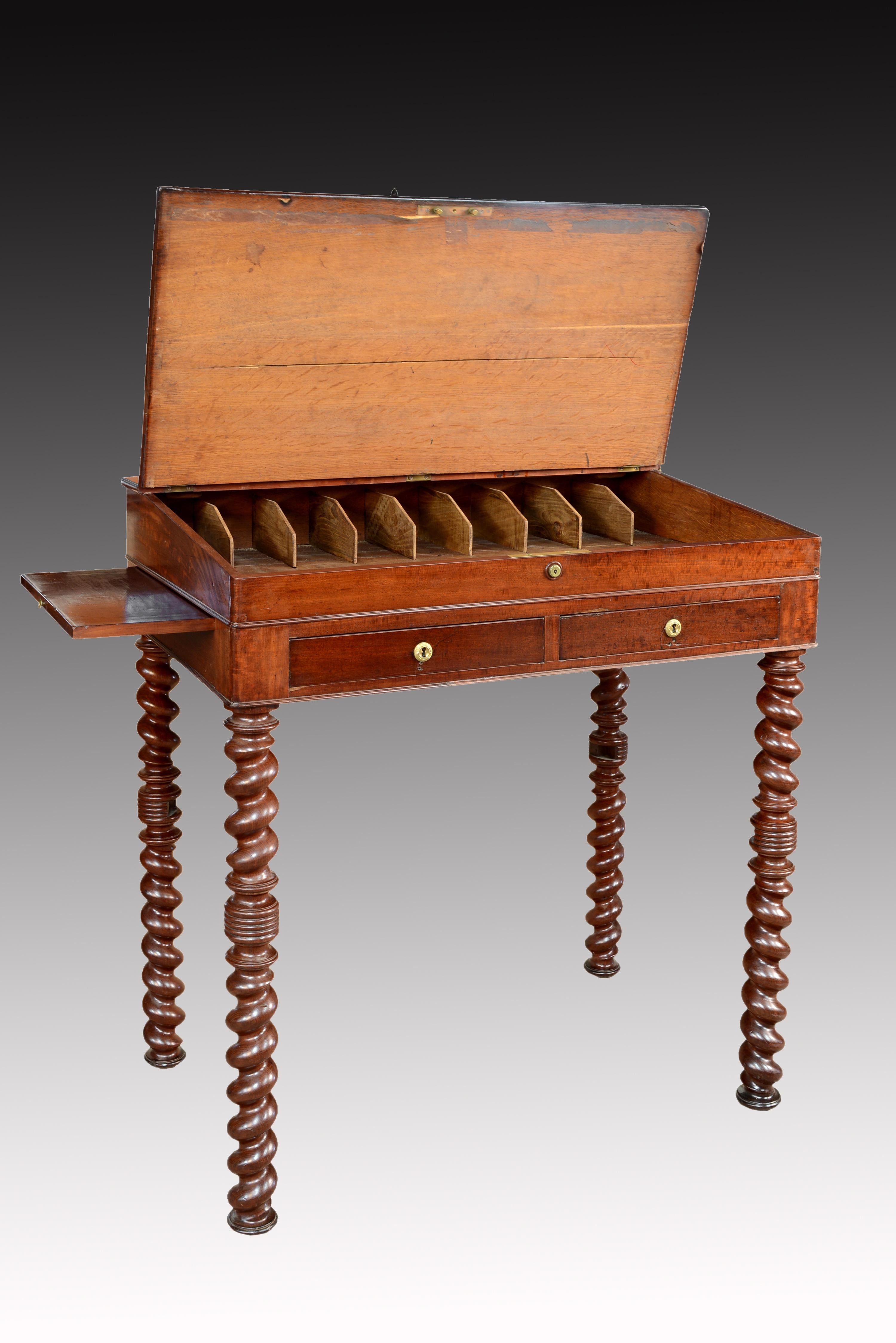 Mahogany wood “architect desk” table, France, 19th century.
On four solomonic legs with a central knot stands the table, which has two drawers on the skirt, some boards on the sides and a sloping top. Inside, a large empty space is located under