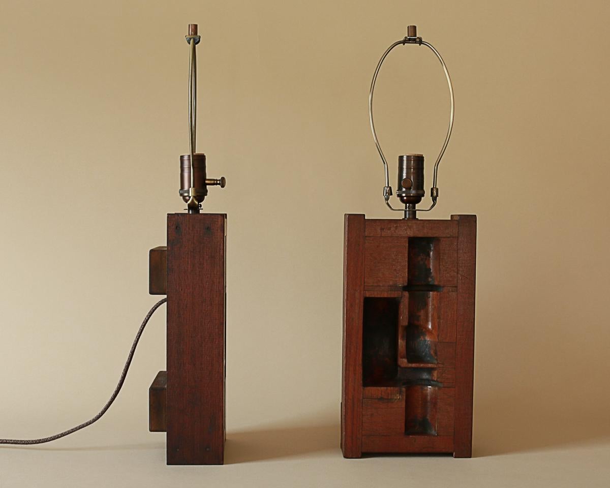 Paire de lampes de fonderie en bois d'acajou - Vintage  Bon état - En vente à New York City, NY