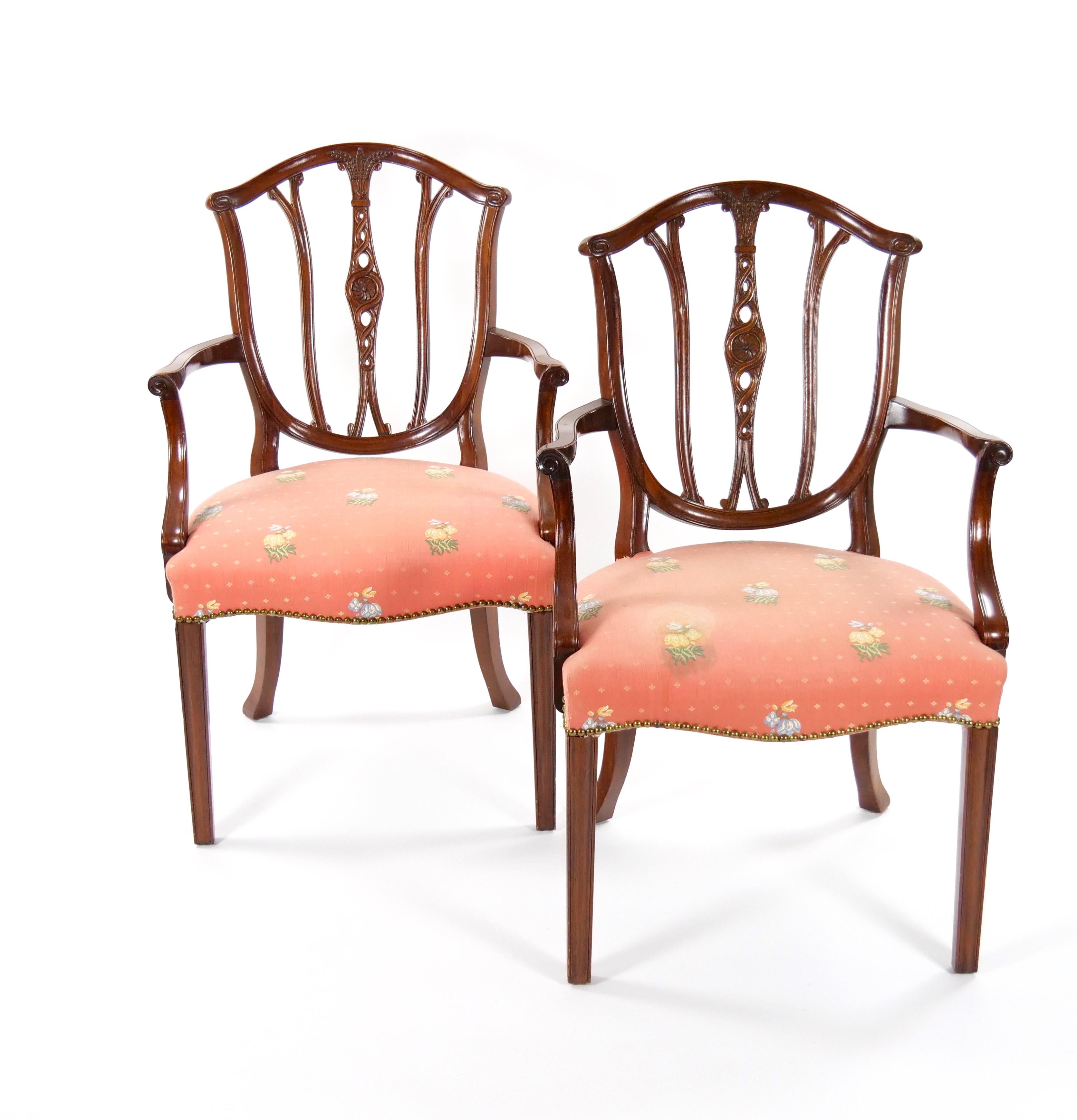 Zehn-Esszimmerstühle-Set aus Mahagoni mit Holzrahmen und gepolstertem Hepplewhite-Stil (Handgeschnitzt) im Angebot
