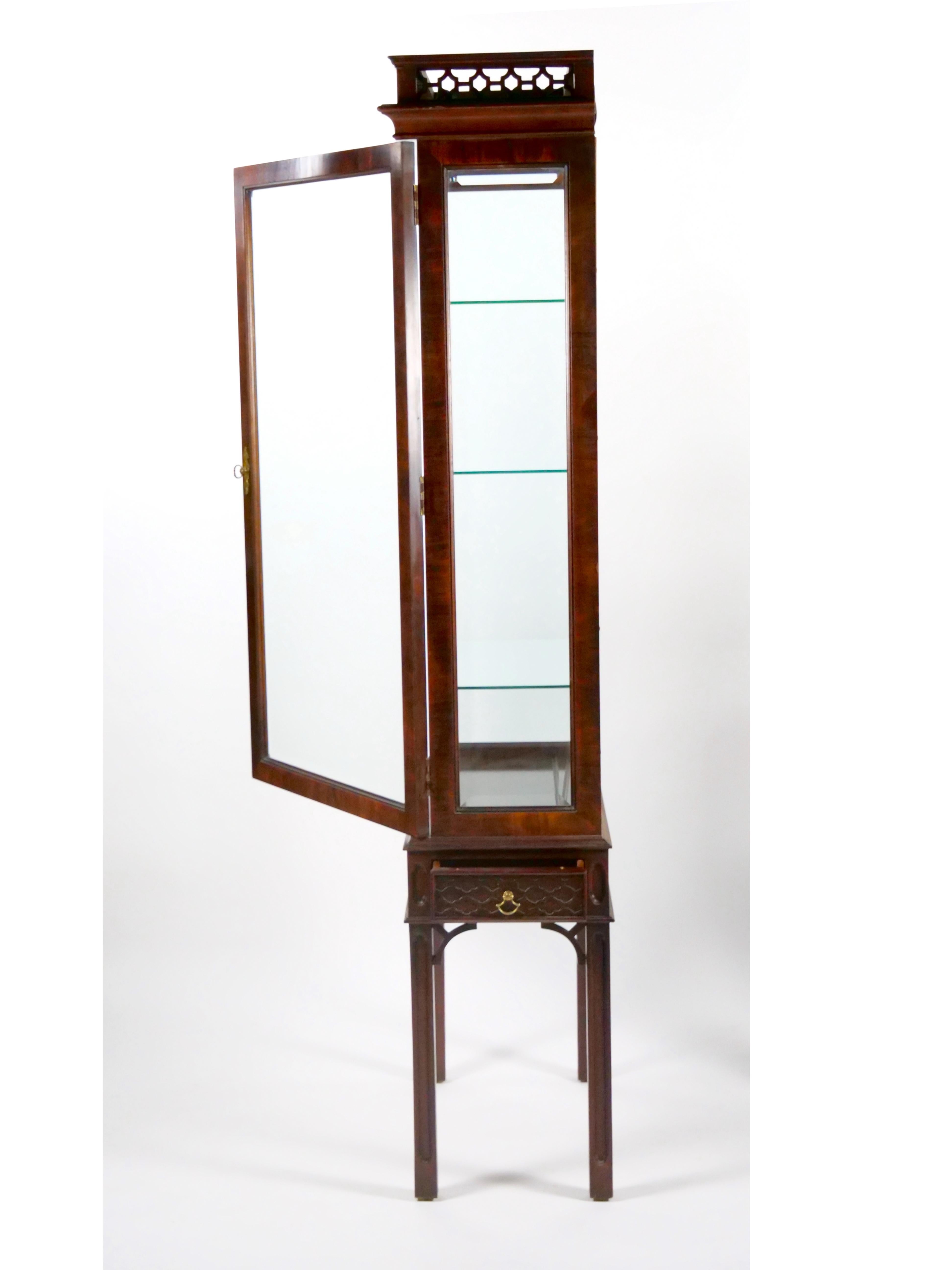 Vitrine à cadre en bois d'acajou avec dos en miroir / Trois étagères en verre en vente 1