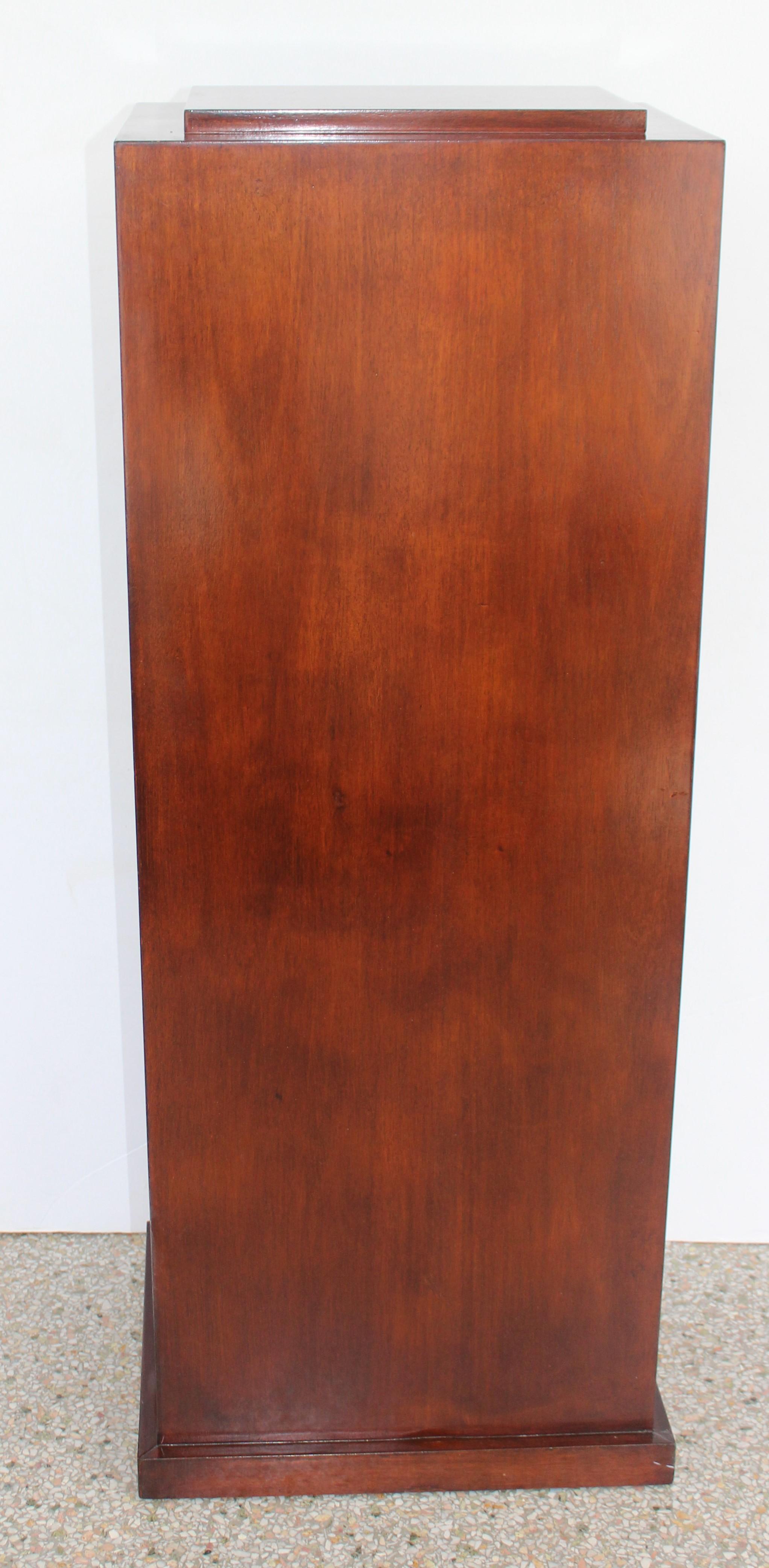 This stylish, clean-lined and large scale mahogany wood pedestal is the perfect piece to display a sculpture on.

Note: Top surface dimensions are 14