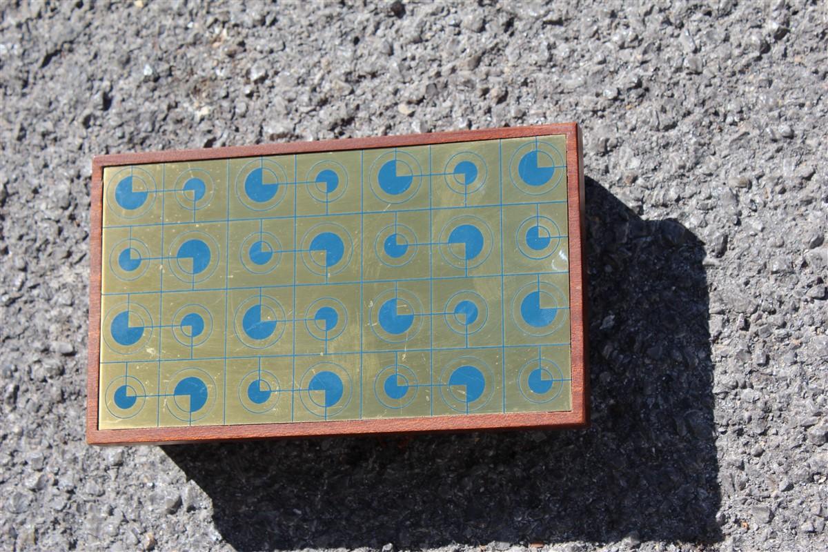 Mid-Century Modern Boîte à tabac en bois d'acajou avec couvercle en laiton doré et bleu:: 1970 en vente