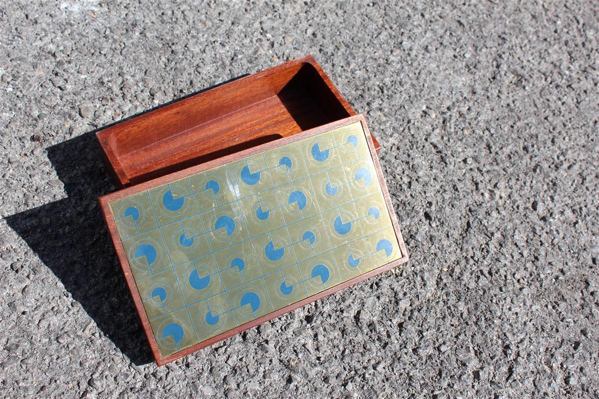 Boîte à tabac en bois d'acajou avec couvercle en laiton doré et bleu:: 1970 Bon état - En vente à Palermo, Sicily