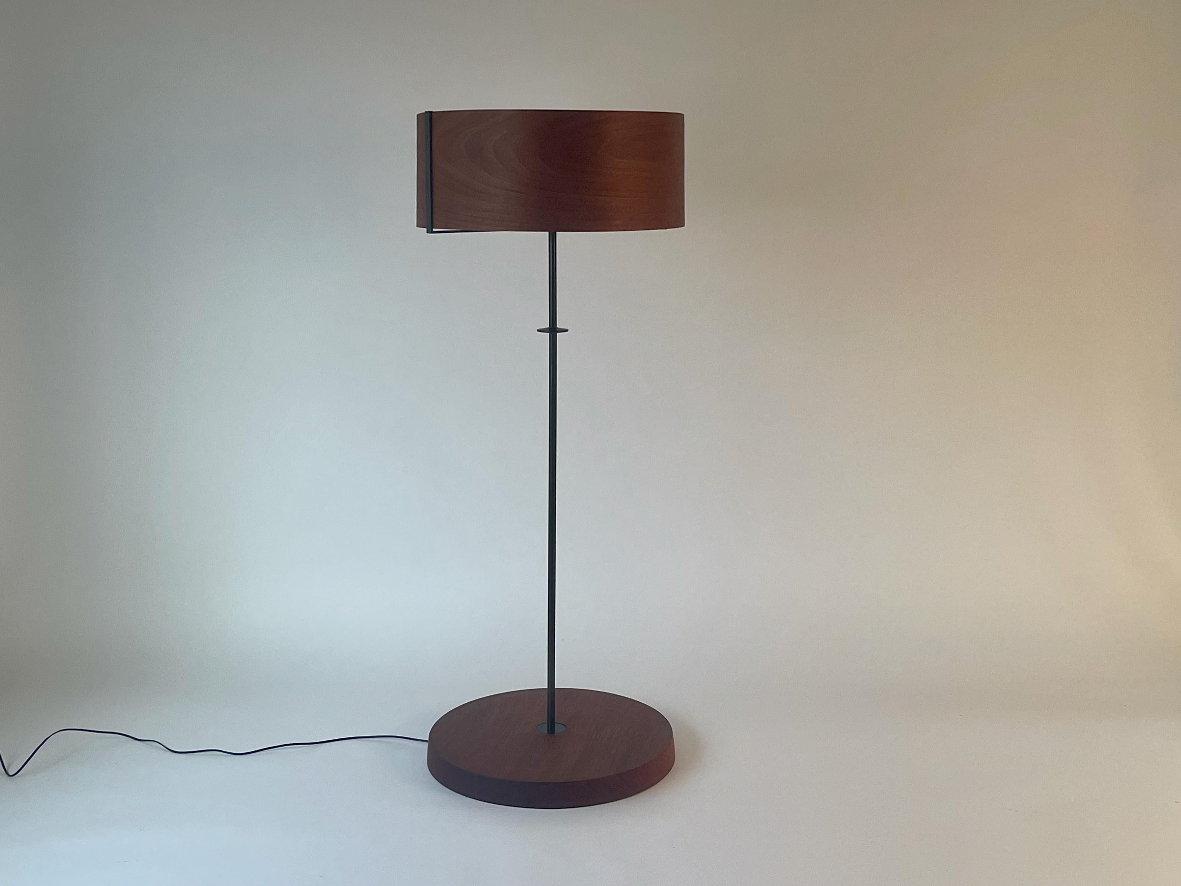 Ce lampadaire en placage d'acajou fait partie de la Collectional Veneer Lighting de Chris Lehrecke datant de 1998. Cette version particulière - la #10 - est une grande taille unique qui n'a pas été fabriquée depuis 2005. 
L'idée de cette ligne est