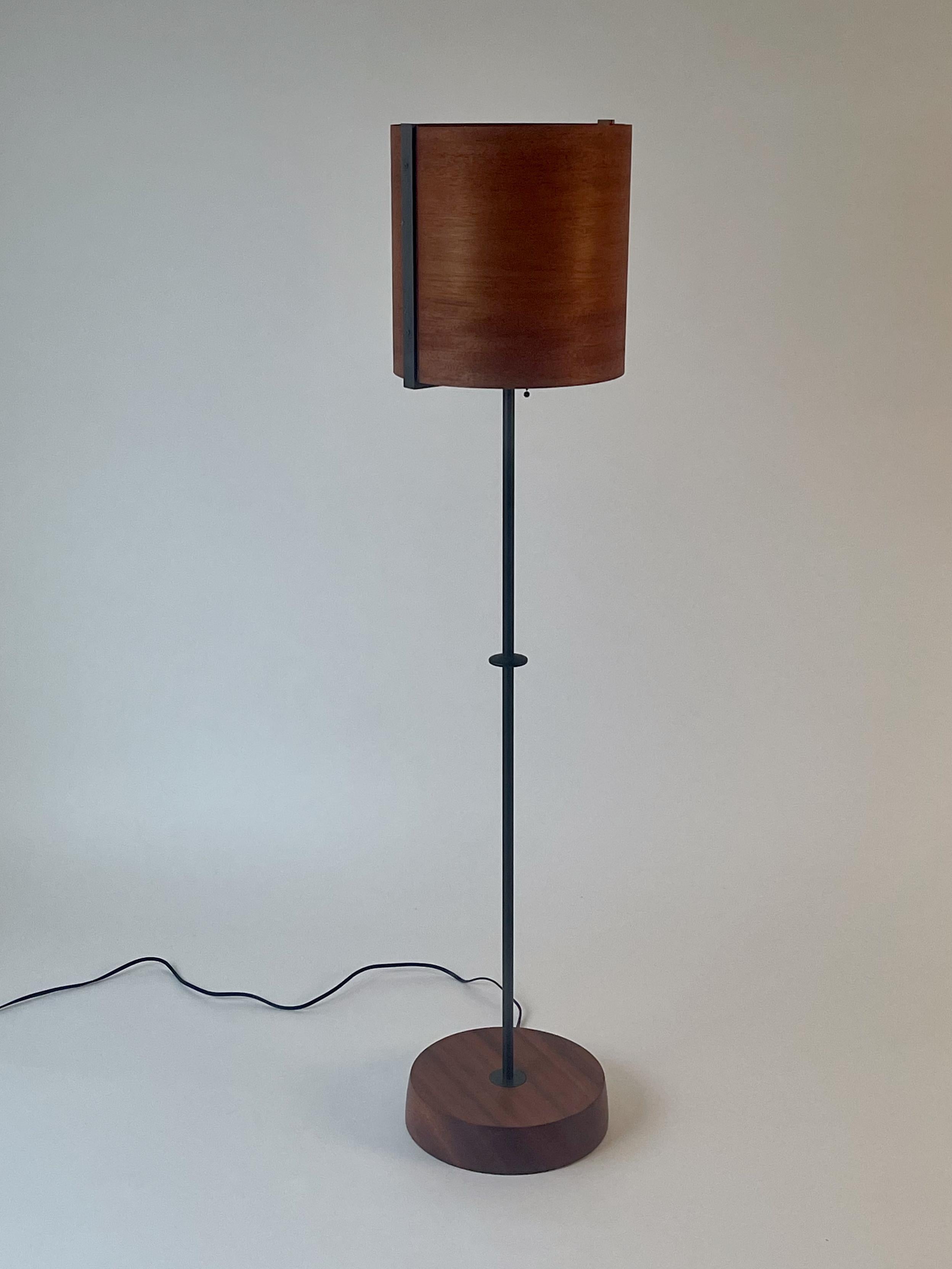 Le lampadaire en placage d'acajou #8 fait partie de la Collectional Veneer Lighting de Chris Lehrecke datant de 1998. L'idée est partie de la magnifique façon dont la lumière passe à travers de minces placages de bois. Le placage d'acajou a une