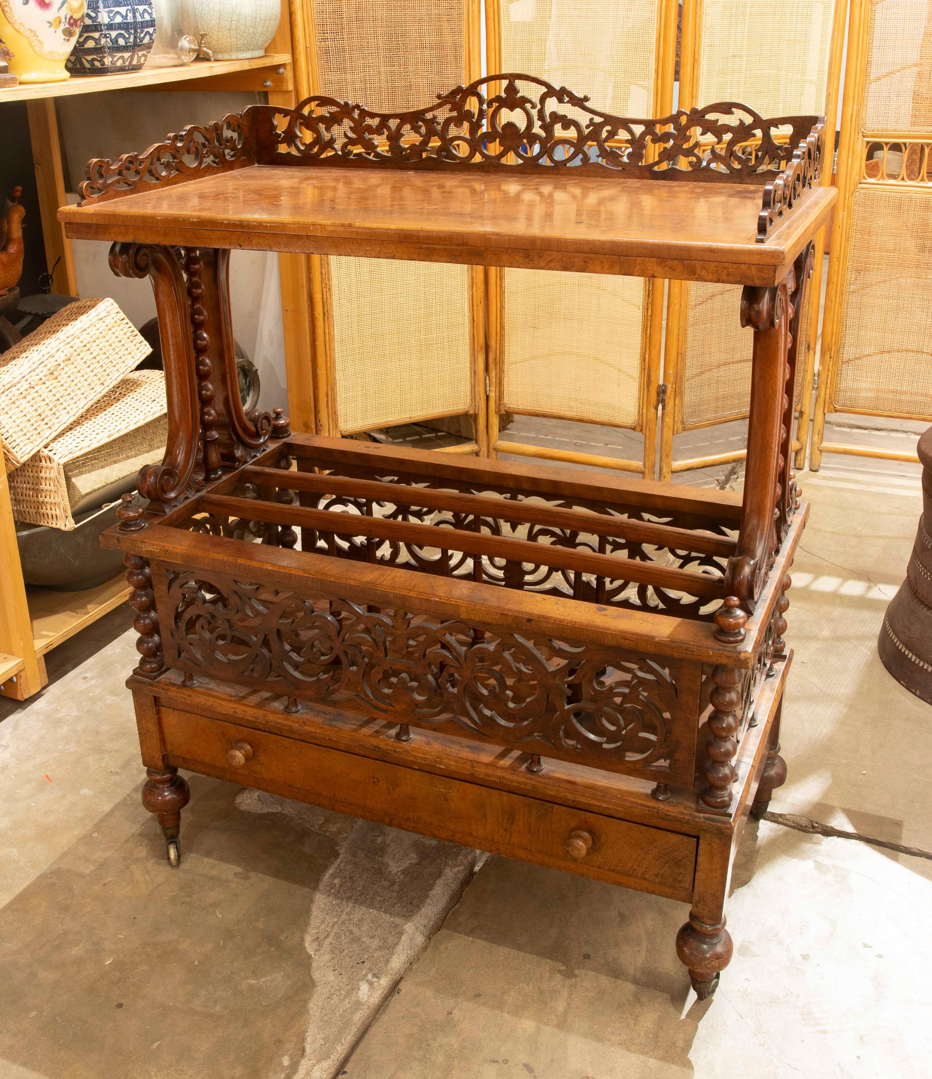Mahogany wooden bar cabinet with high quality fretwork  In Good Condition For Sale In Marbella, ES