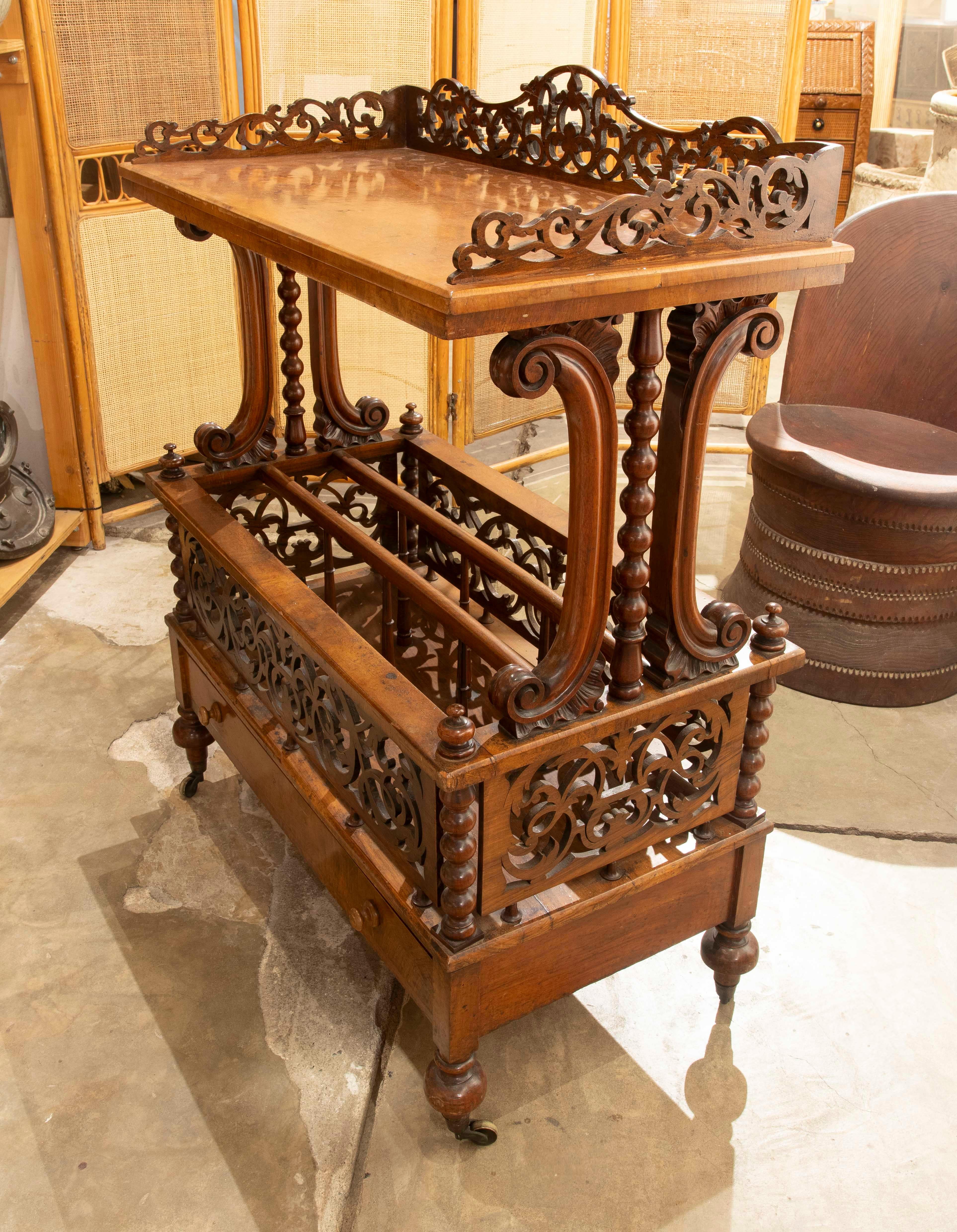 Mahogany wooden bar cabinet with high quality fretwork  For Sale 2