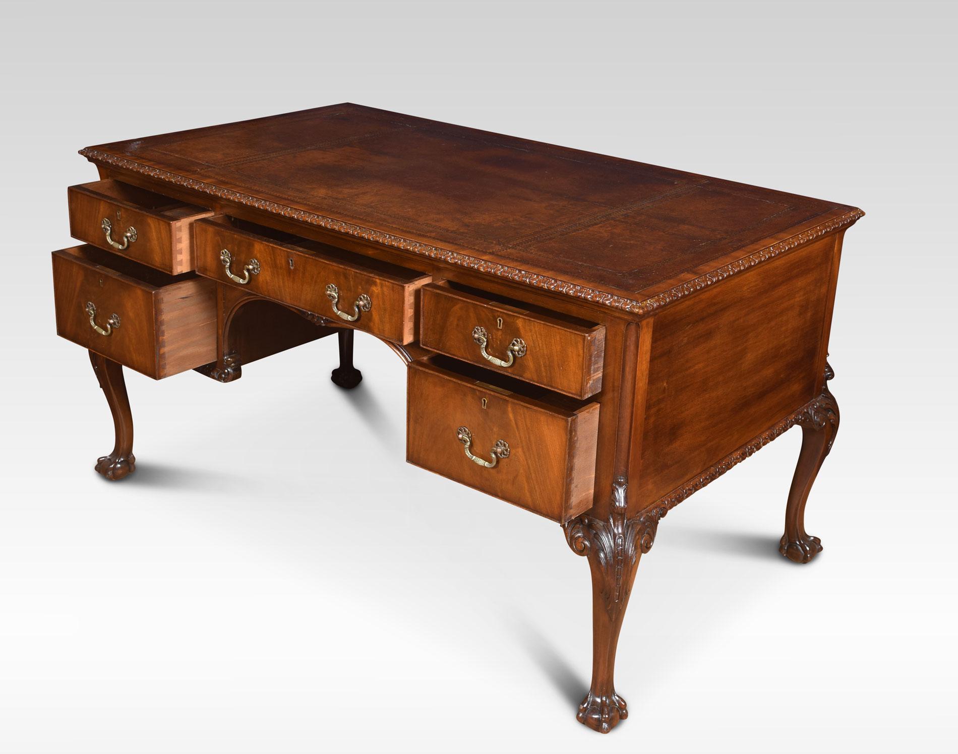 Schreibtisch aus Mahagoni im Chippendale-Design (Britisch) im Angebot