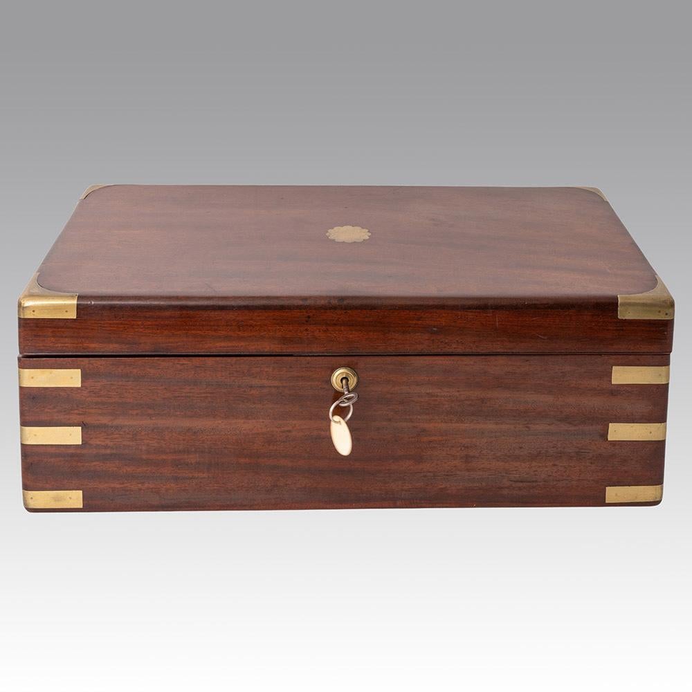 Heading : Mahogany writing slope from the mid 19th century

Date :

Period : Victoria

Origin : Englnad

Decoration :Mahogany veneered exterior with brass binding and vacant cartouche. Full length drawer. Purple velver lined slope with voids under