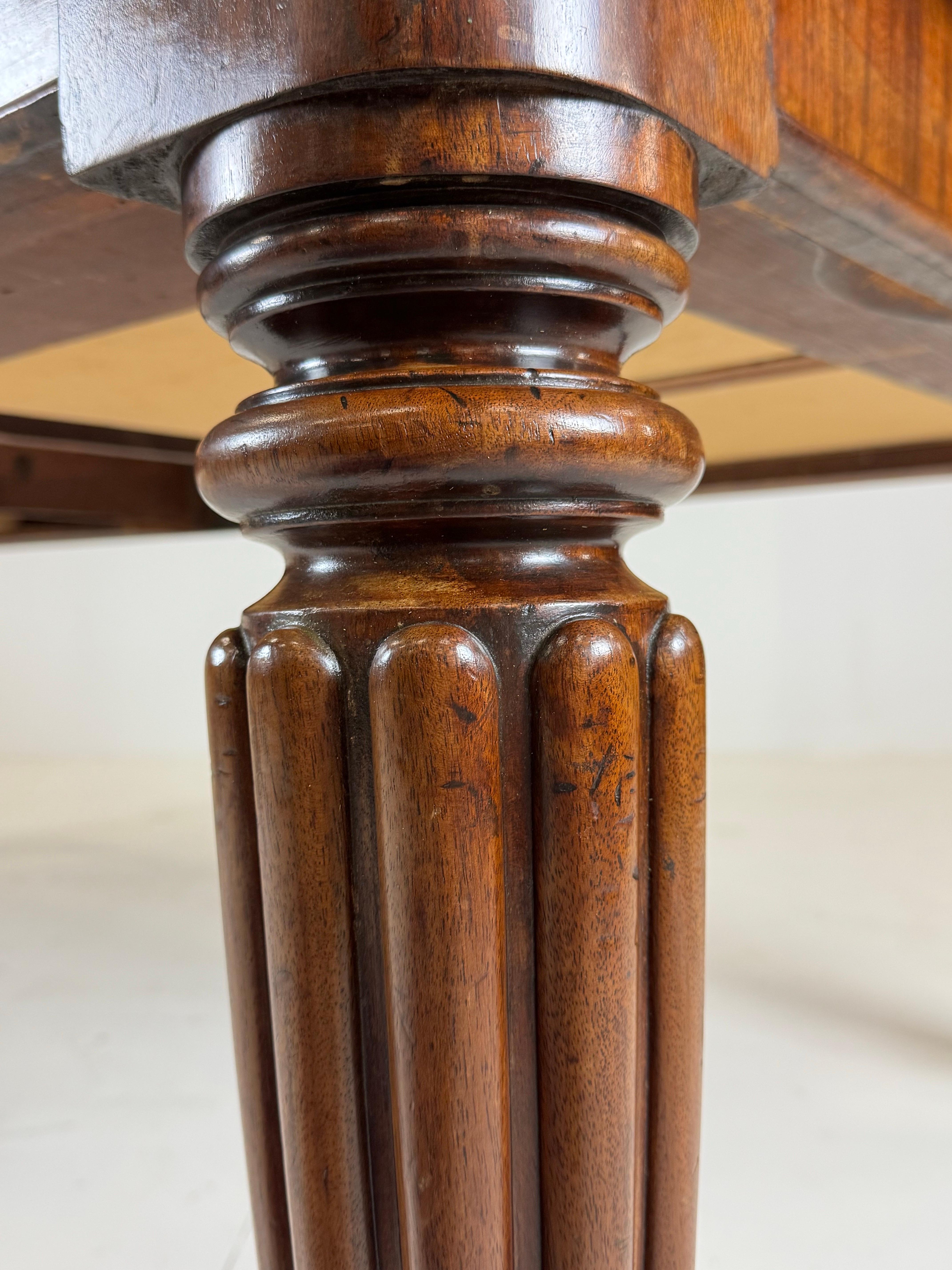 Mahagoni-Schreibtisch Bureau mit Ledereinlage 19. Jahrhundert im Angebot 14
