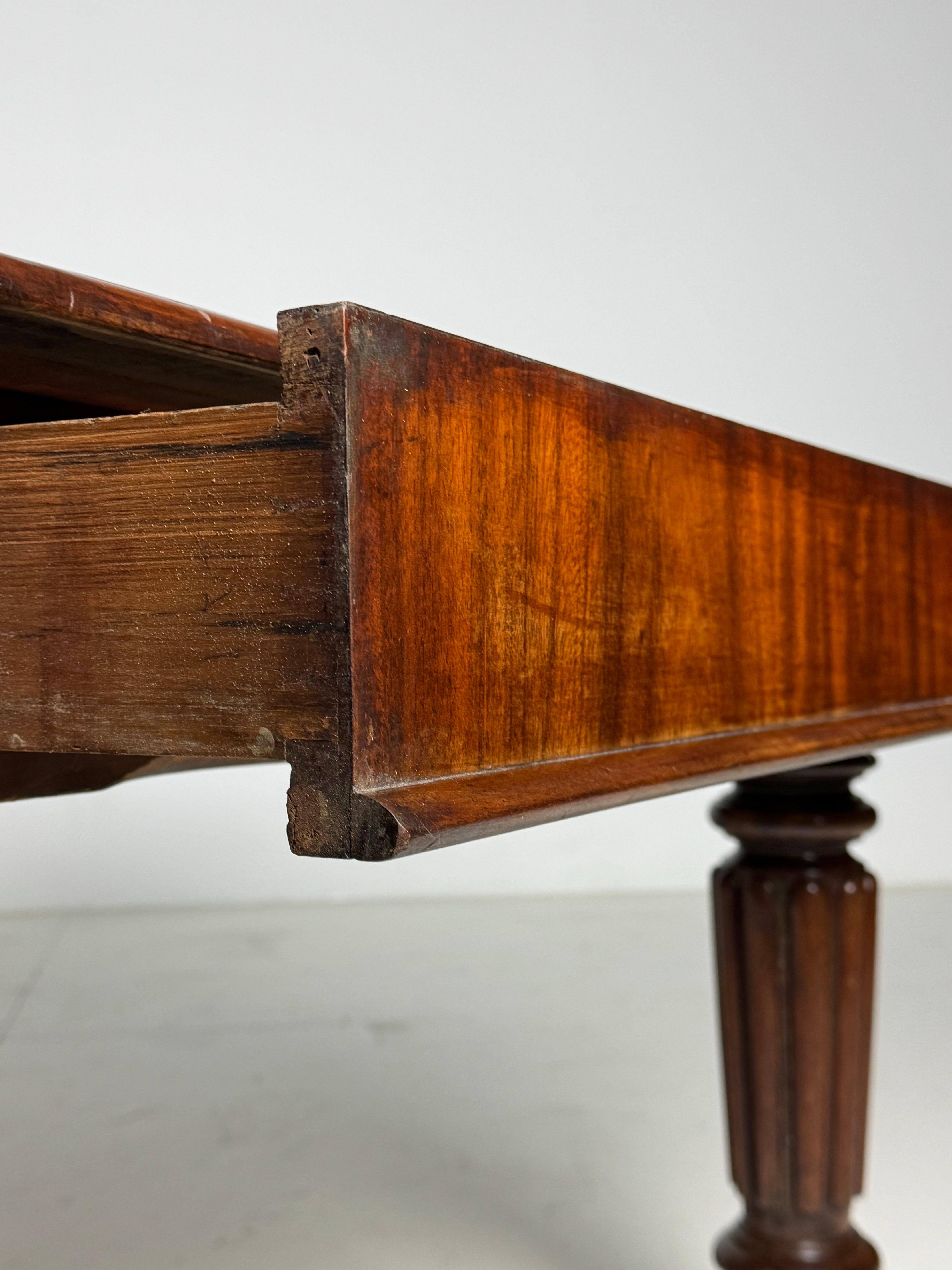 Mahagoni-Schreibtisch Bureau mit Ledereinlage 19. Jahrhundert im Angebot 16