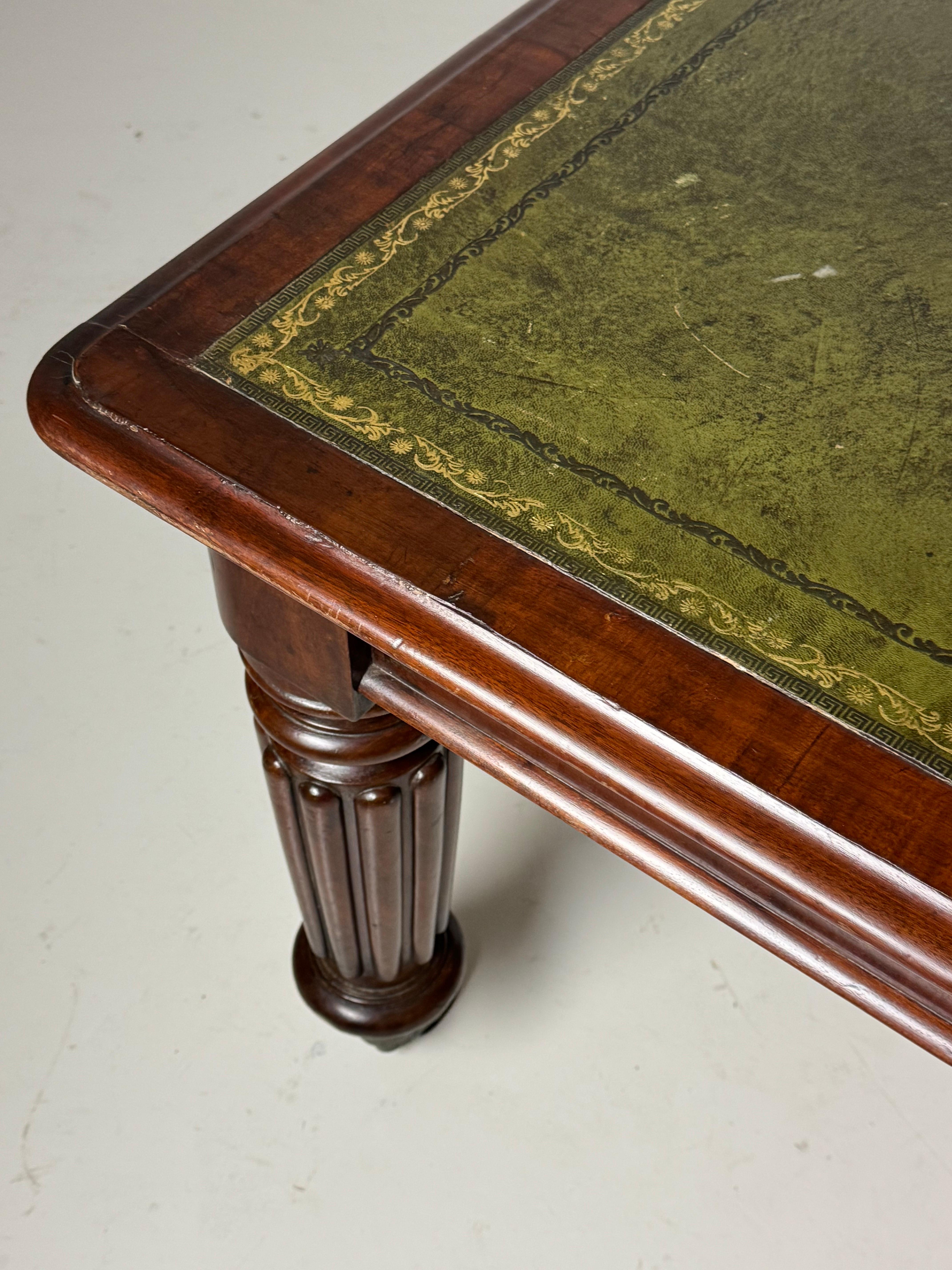 Gigantischer Schreibtisch / Schreibtisch / Arbeitstisch. Original aus England, 19. Jahrhundert. Vollständig aus Mahagoniholz gefertigt. In sehr gutem Zustand. Schöne Farbe und Patina.

Mit 2 Schubladen an den Enden. Die Schubladenböden wurden einmal