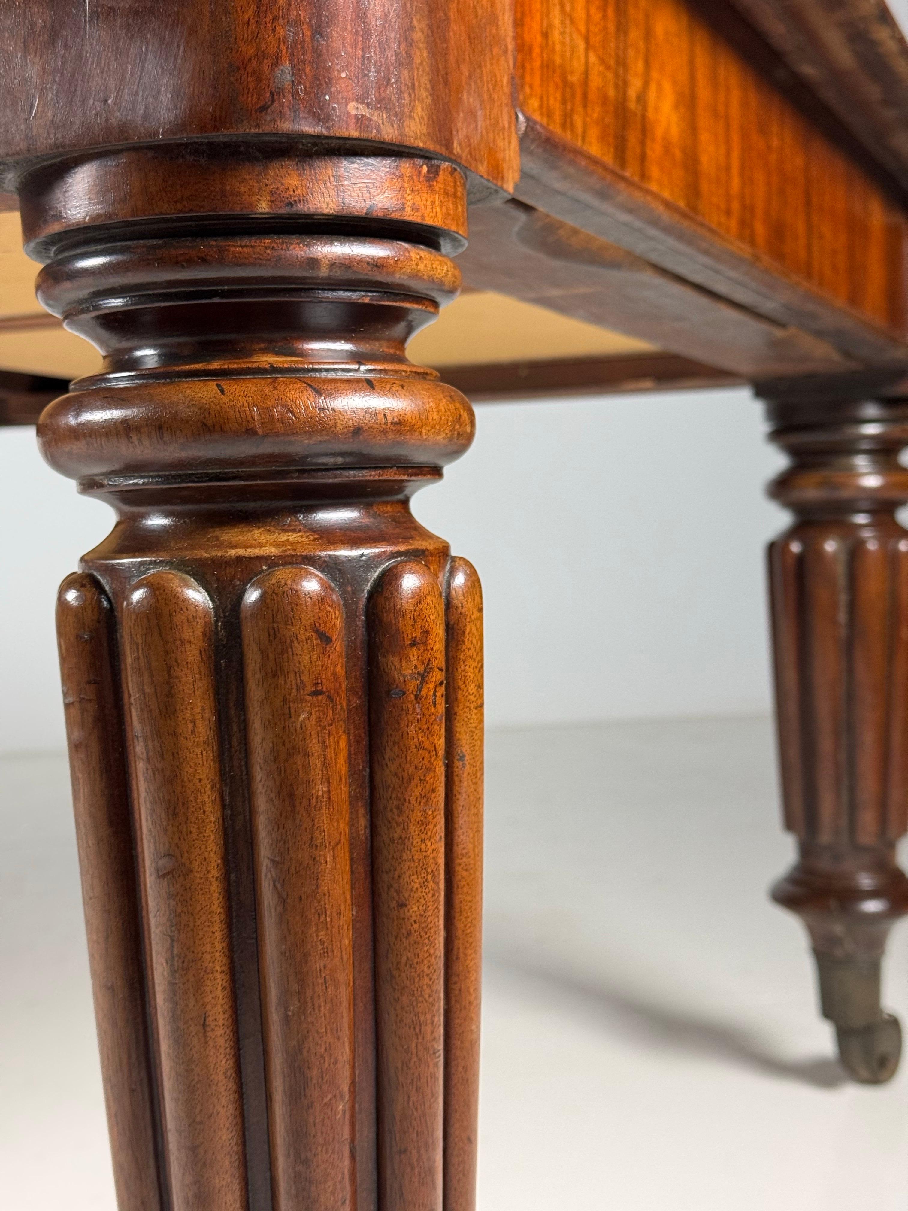 Mahagoni-Schreibtisch Bureau mit Ledereinlage 19. Jahrhundert im Angebot 3