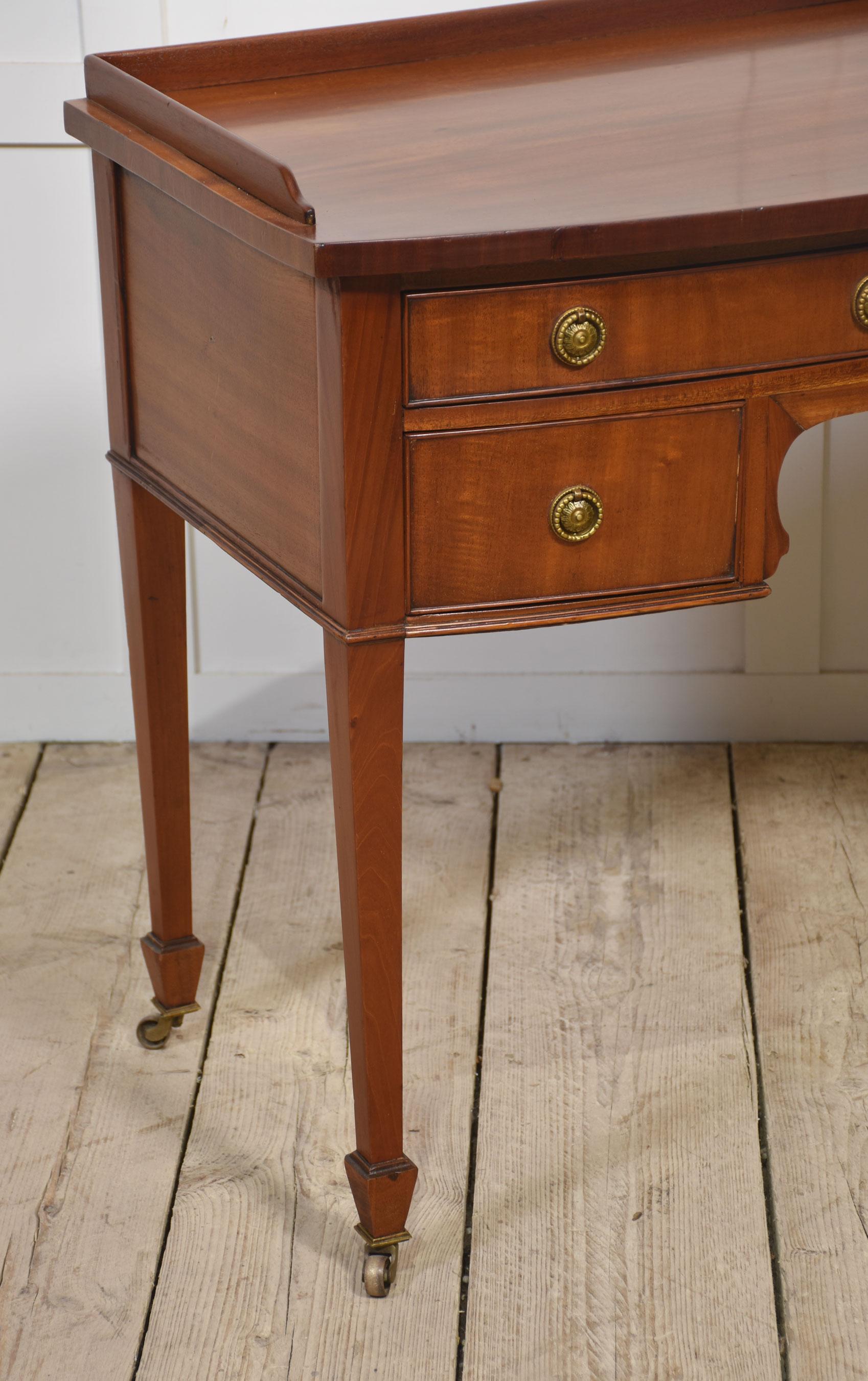 Table à écrire en acajou en vente 4