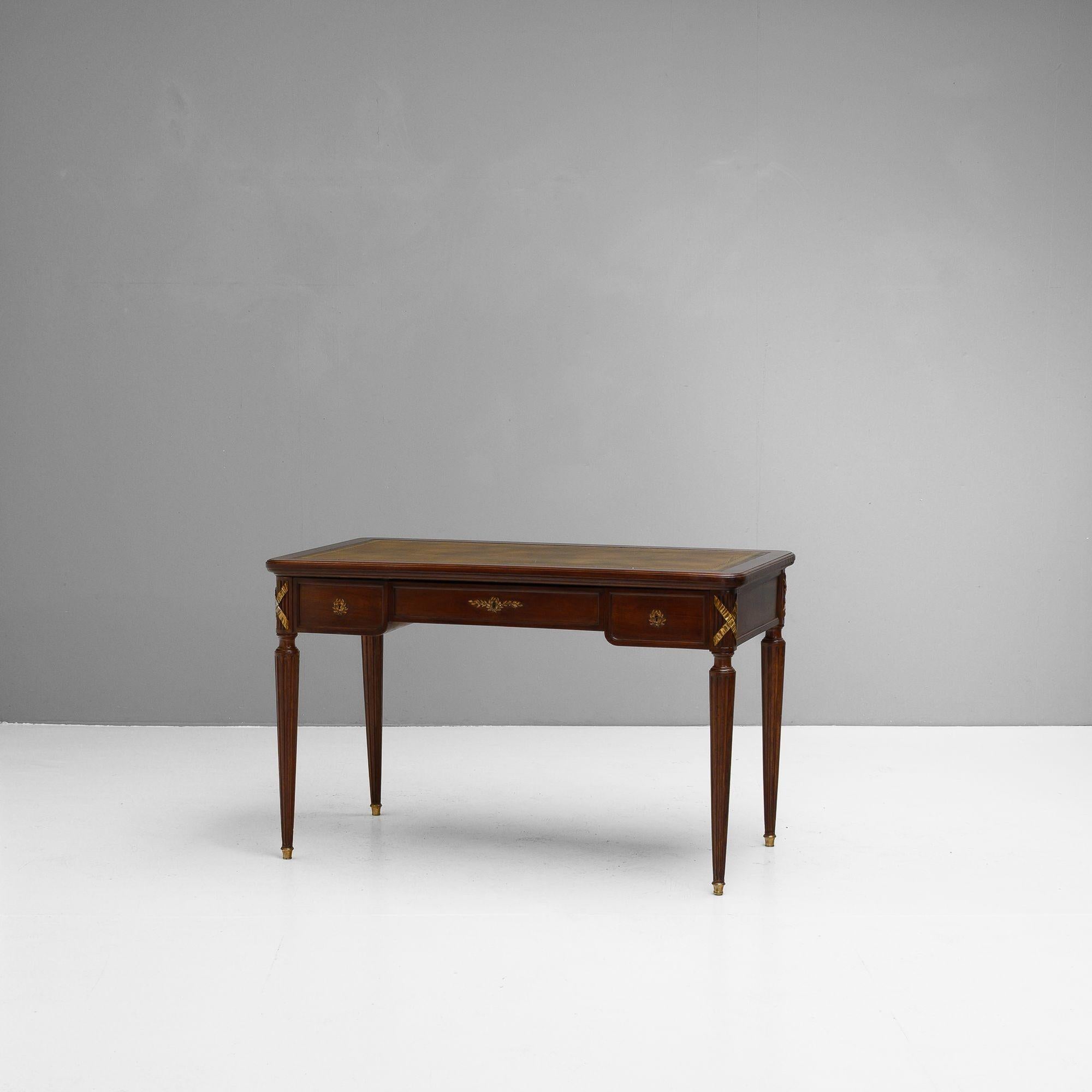 Tavolo da scrittura francese a due cassetti in mogano con piano con inserti in pelle e montature in ottone fuso.
Circa 1900.
H. H. 77cm (AH 60cm) x L. 120/196cm x P. 65cm
Contattaci per un preventivo di spedizione accurato.