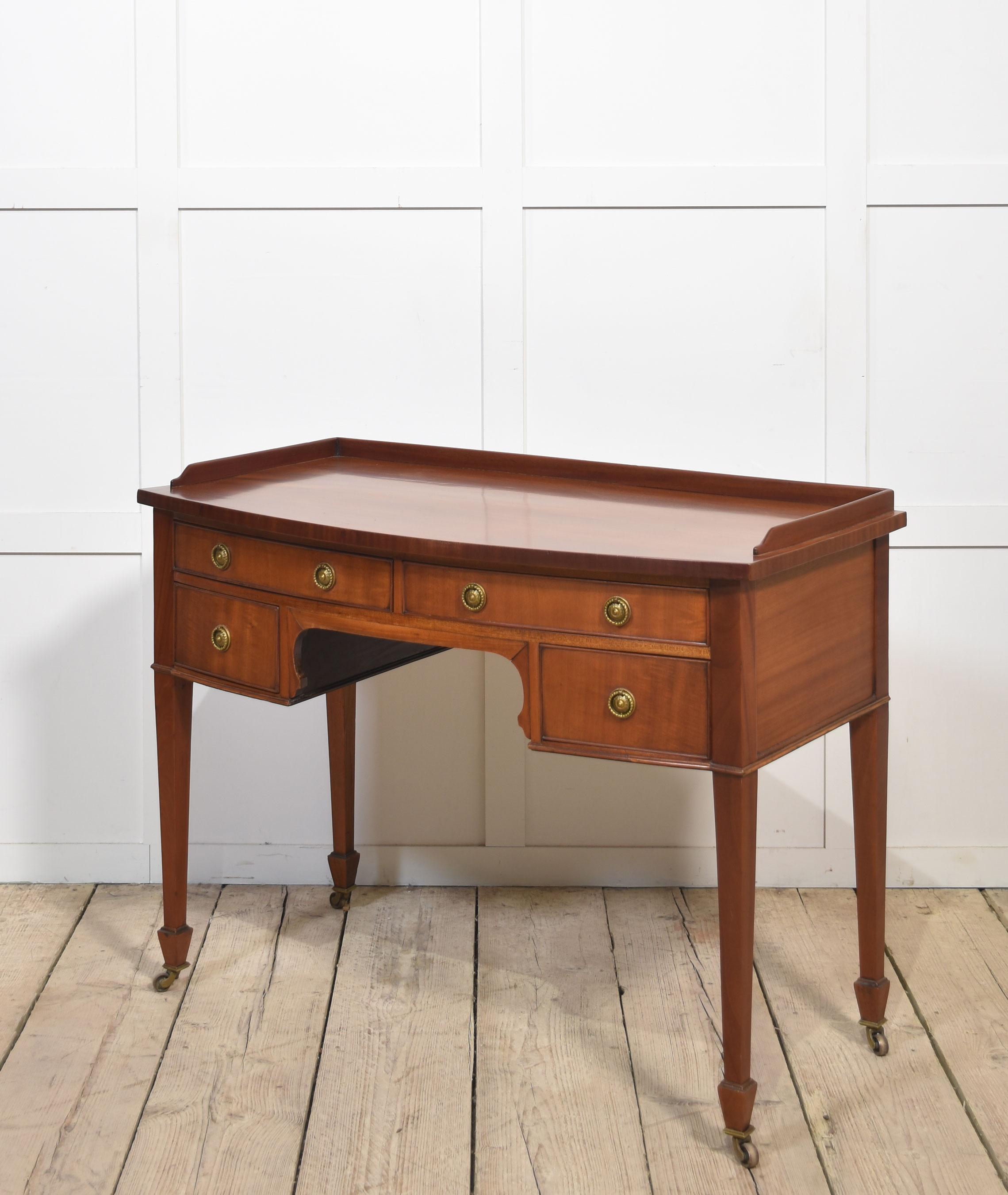 20ième siècle Table à écrire en acajou en vente