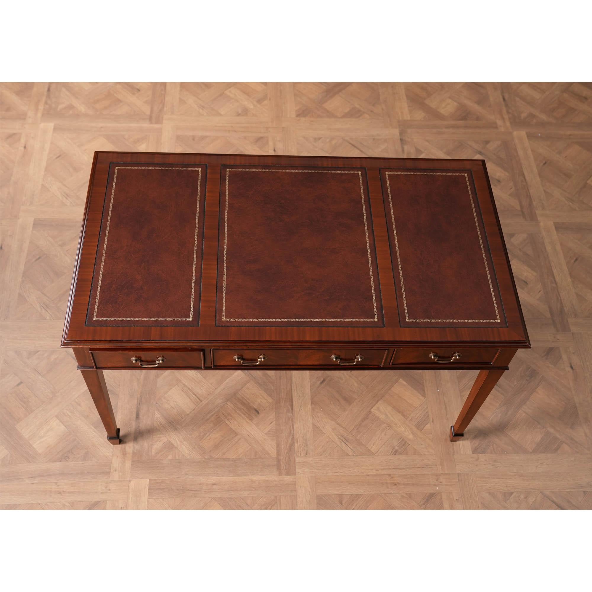 Un elegante tavolo da scrittura in mogano di Niagara Furniture, perfetto per essere utilizzato sia a casa che in ufficio. Il piano a tre pannelli in vera pelle marrone lavorata a mano, realizzato in vera pelle pieno fiore, il profilo del bordo
