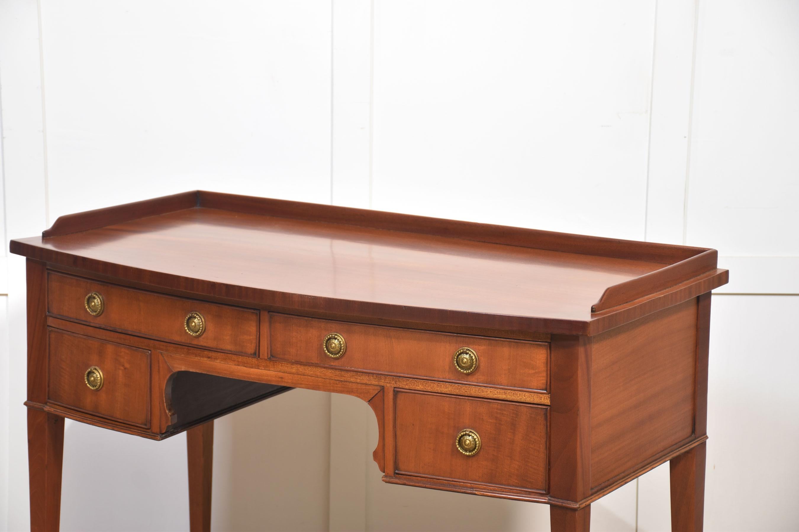 Bois Table à écrire en acajou en vente