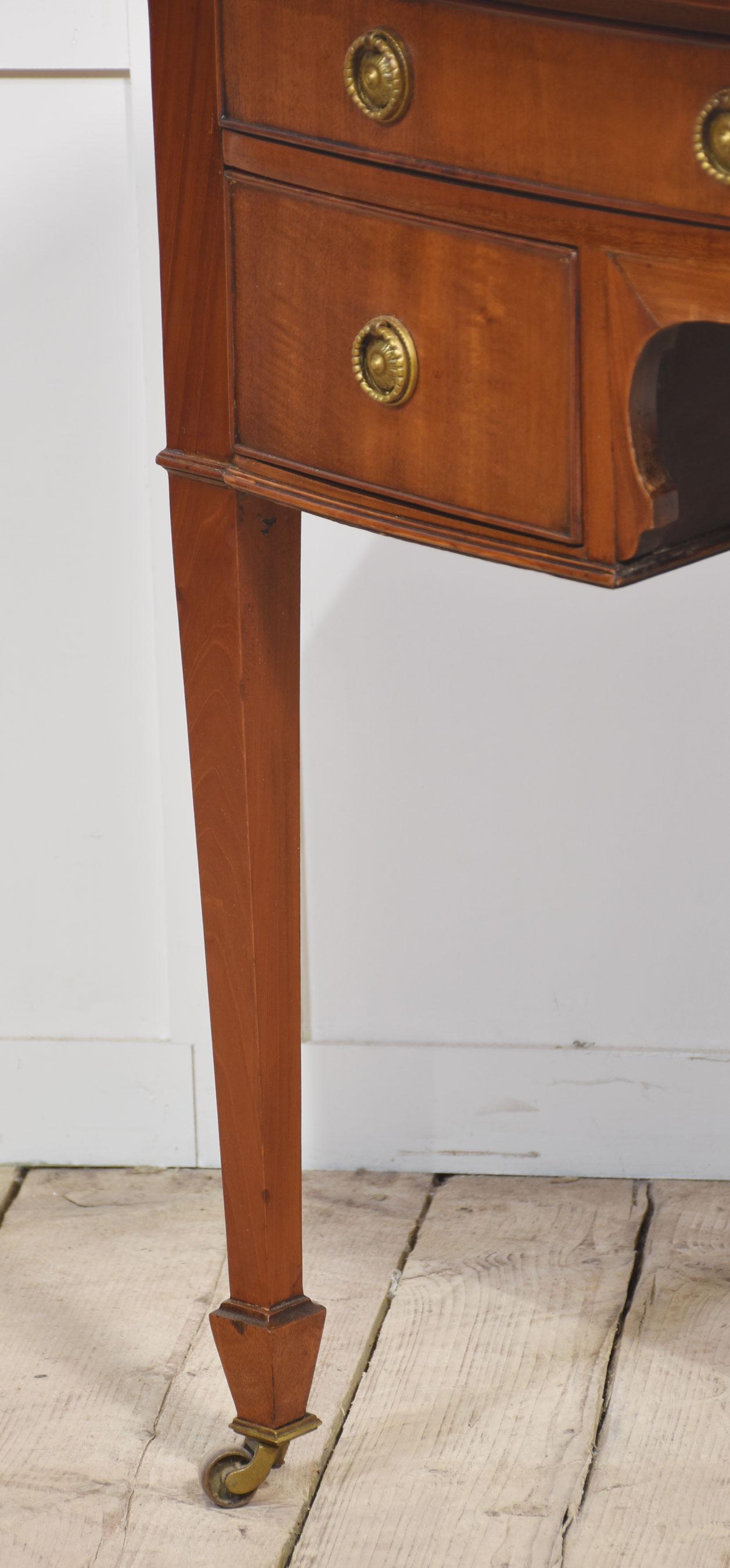 Table à écrire en acajou en vente 1