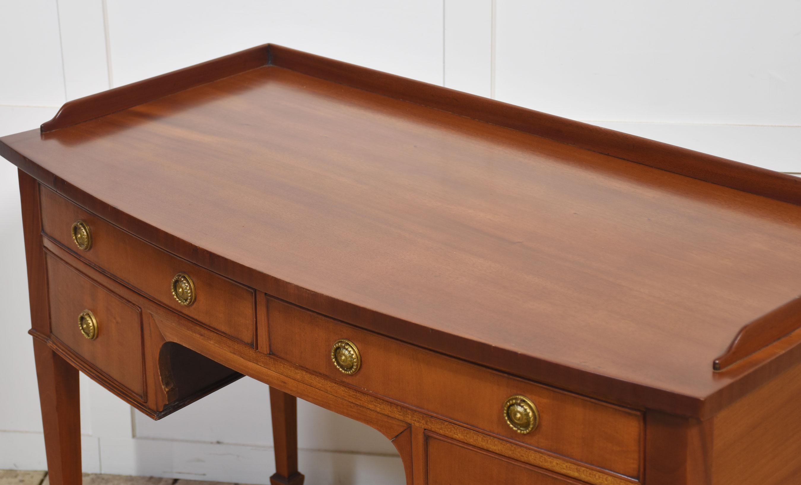 Table à écrire en acajou en vente 2