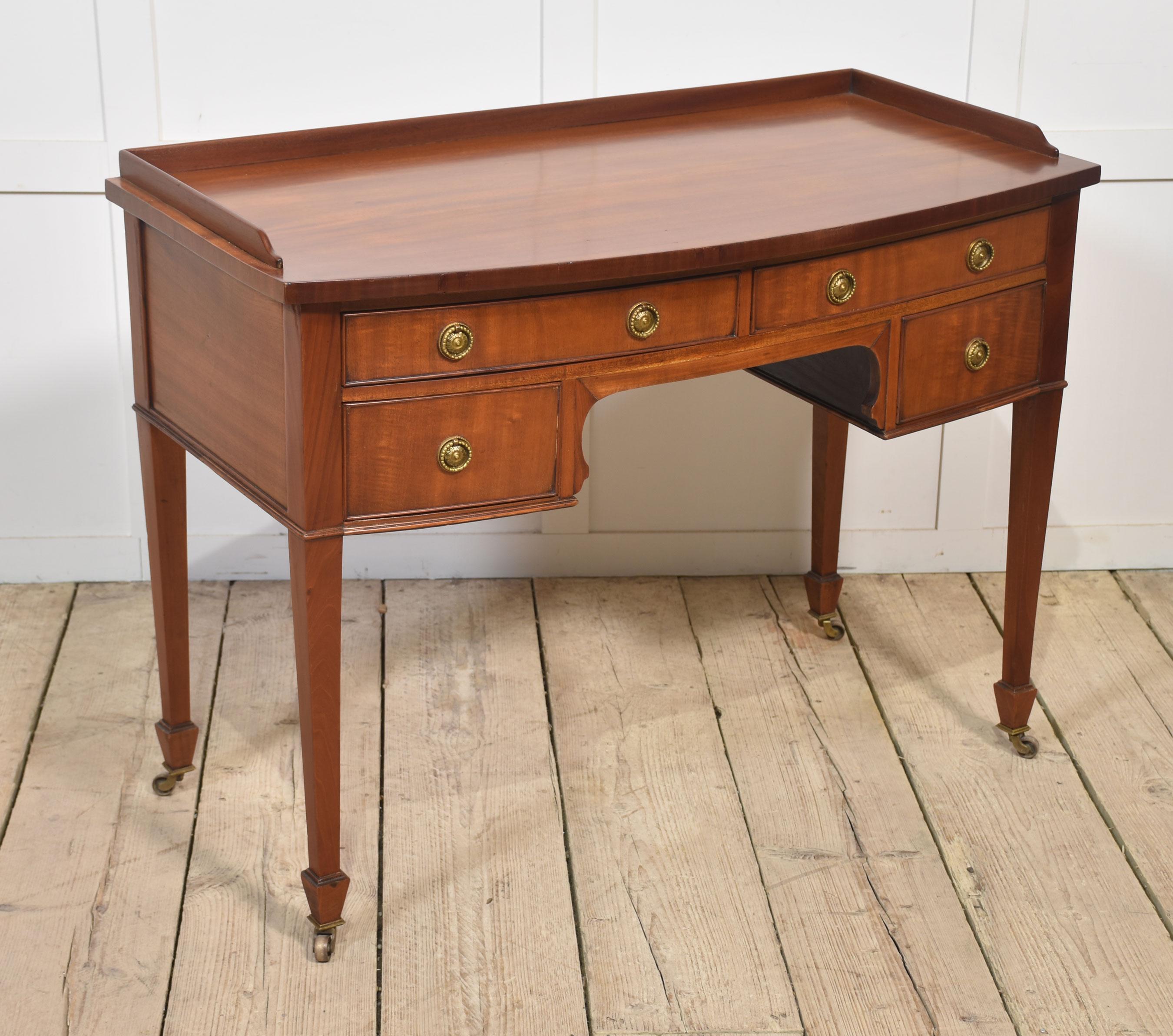 Table à écrire en acajou en vente 3