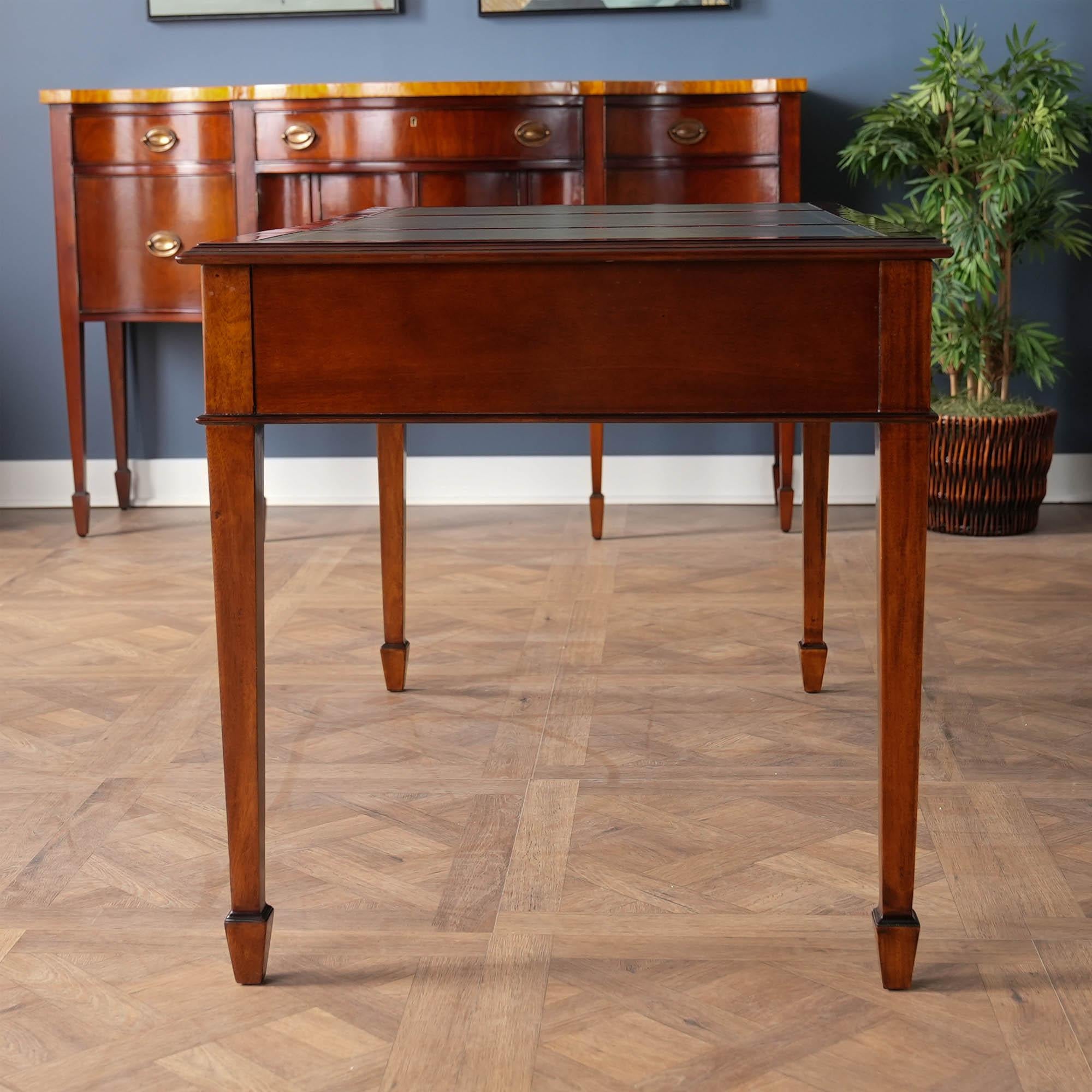 Mahagoni-Schreibtisch Grünes Leder im Angebot 3