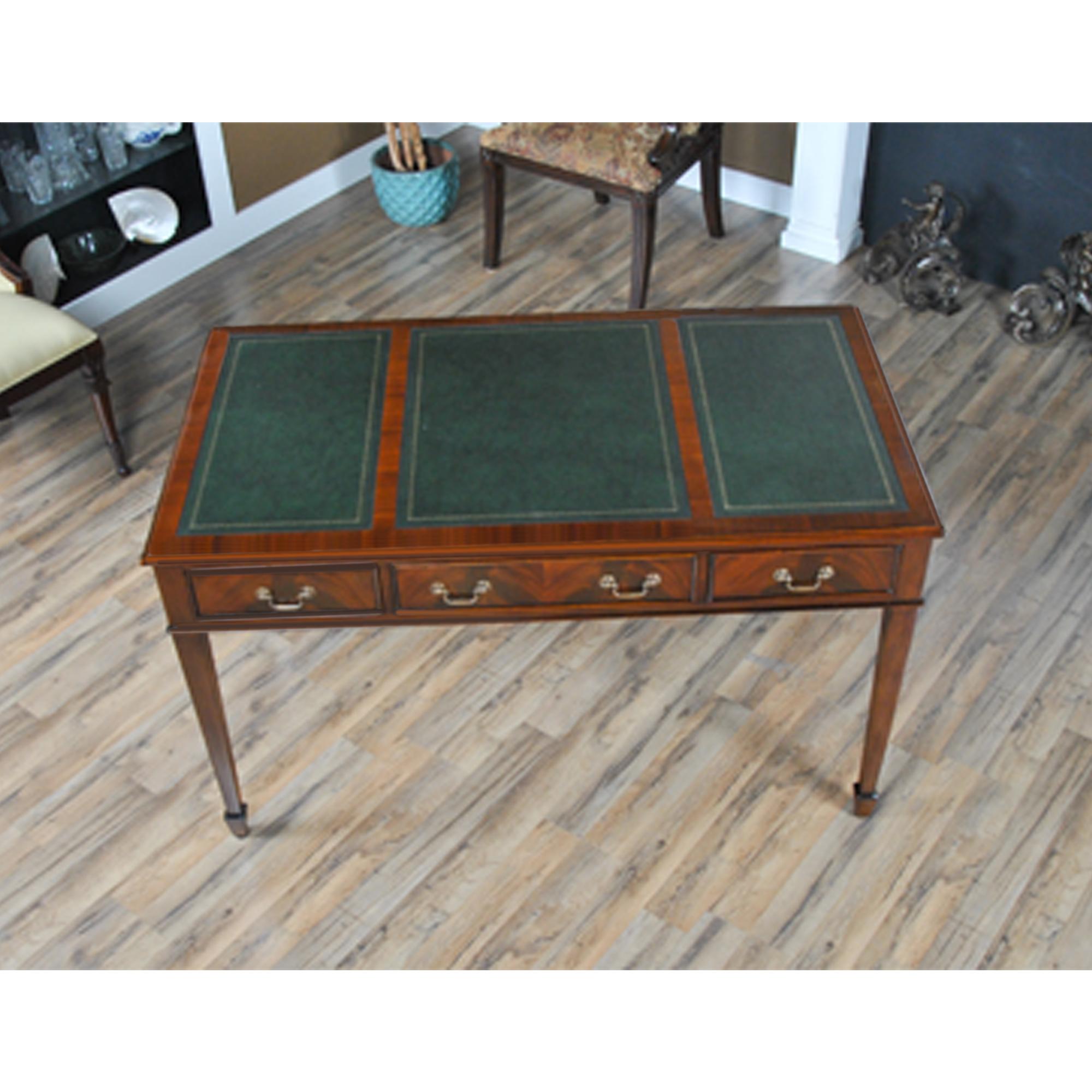 Renaissance Table à écrire en acajou Cuir vert en vente