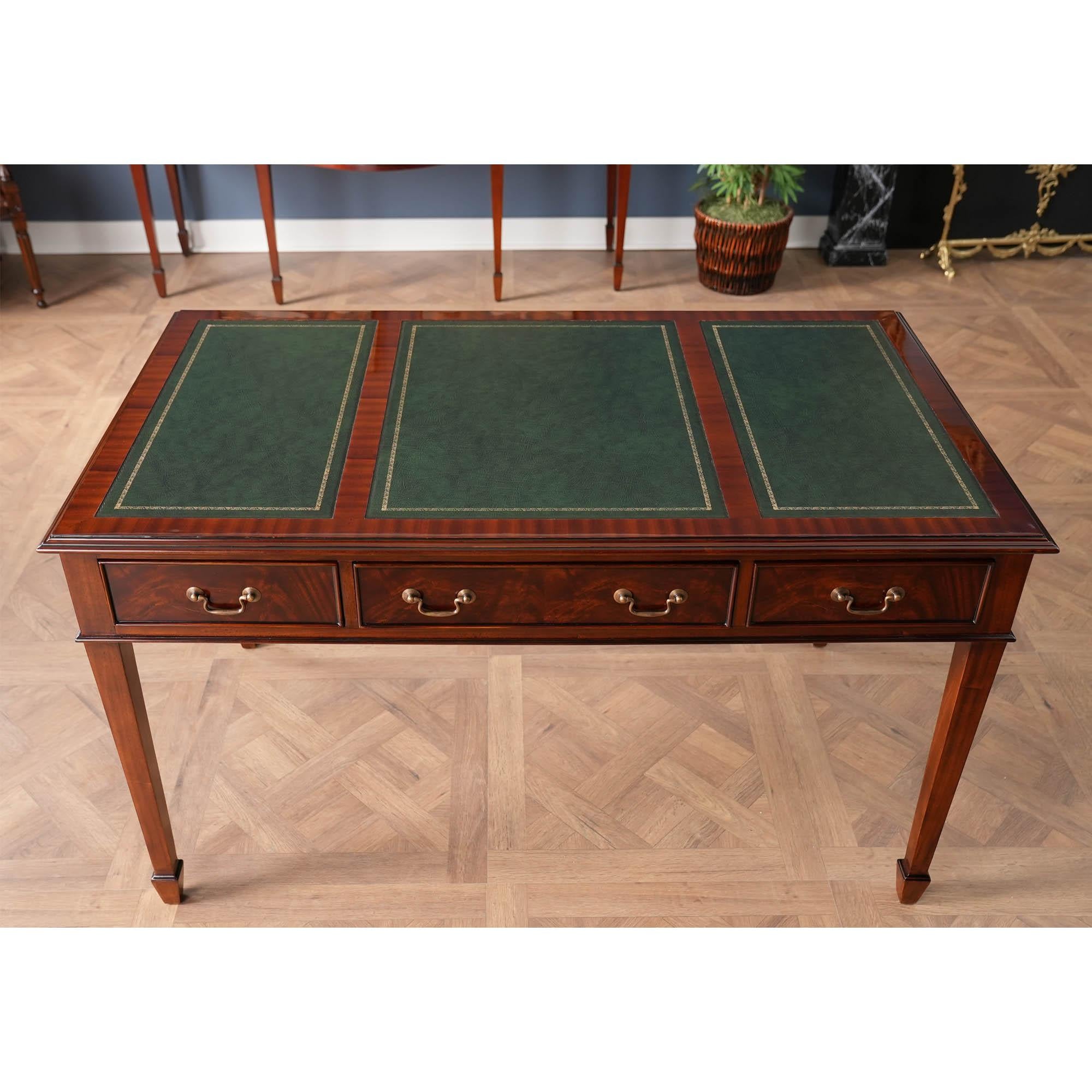 Ein eleganter Mahagoni-Schreibtisch aus grünem Leder von Niagara Furniture, der perfekt für den Gebrauch zu Hause oder im Büro geeignet ist. Zu den Merkmalen gehören eine dreiteilige Platte aus grünem, echtem, genarbtem Leder, ein massives