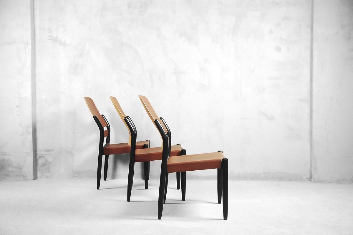 This set of six chairs was designed by Gunnar Eklöf for Svenska Möbelfabrikerna Bodafors and manufactured in Sweden during the 1950s. This model 804/3B is so-called 